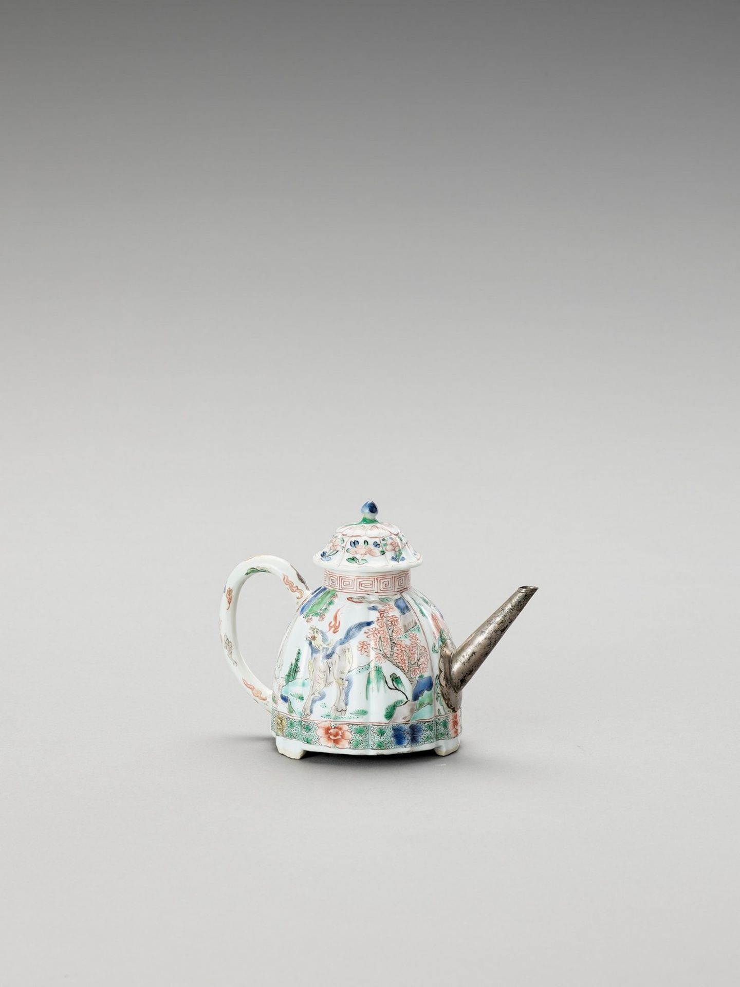 A FAMILLE VERTE TEAPOT AND COVER - Image 2 of 6