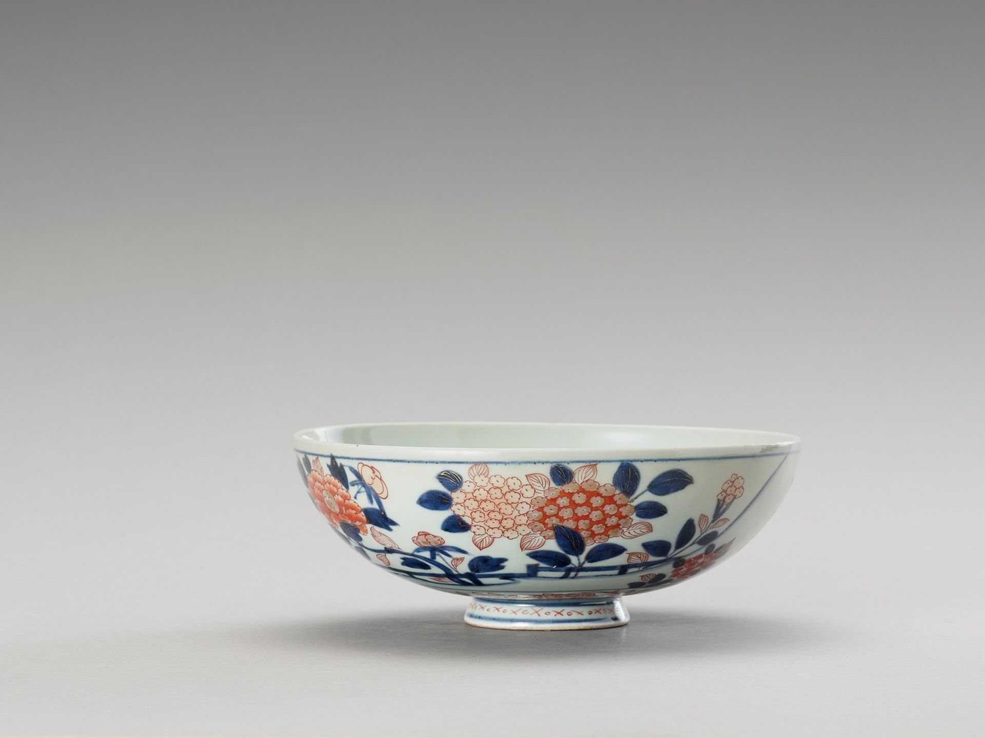 AN IMARI PORCELAIN BOWL - Image 4 of 6