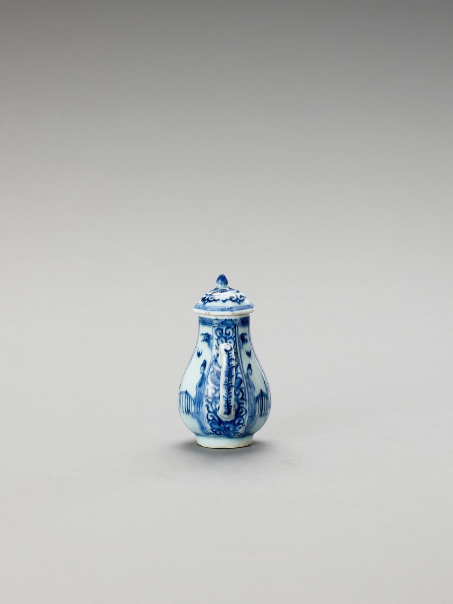 A SMALL BLUE AND WHITE PORCELAIN JUG AND COVER - Image 3 of 6