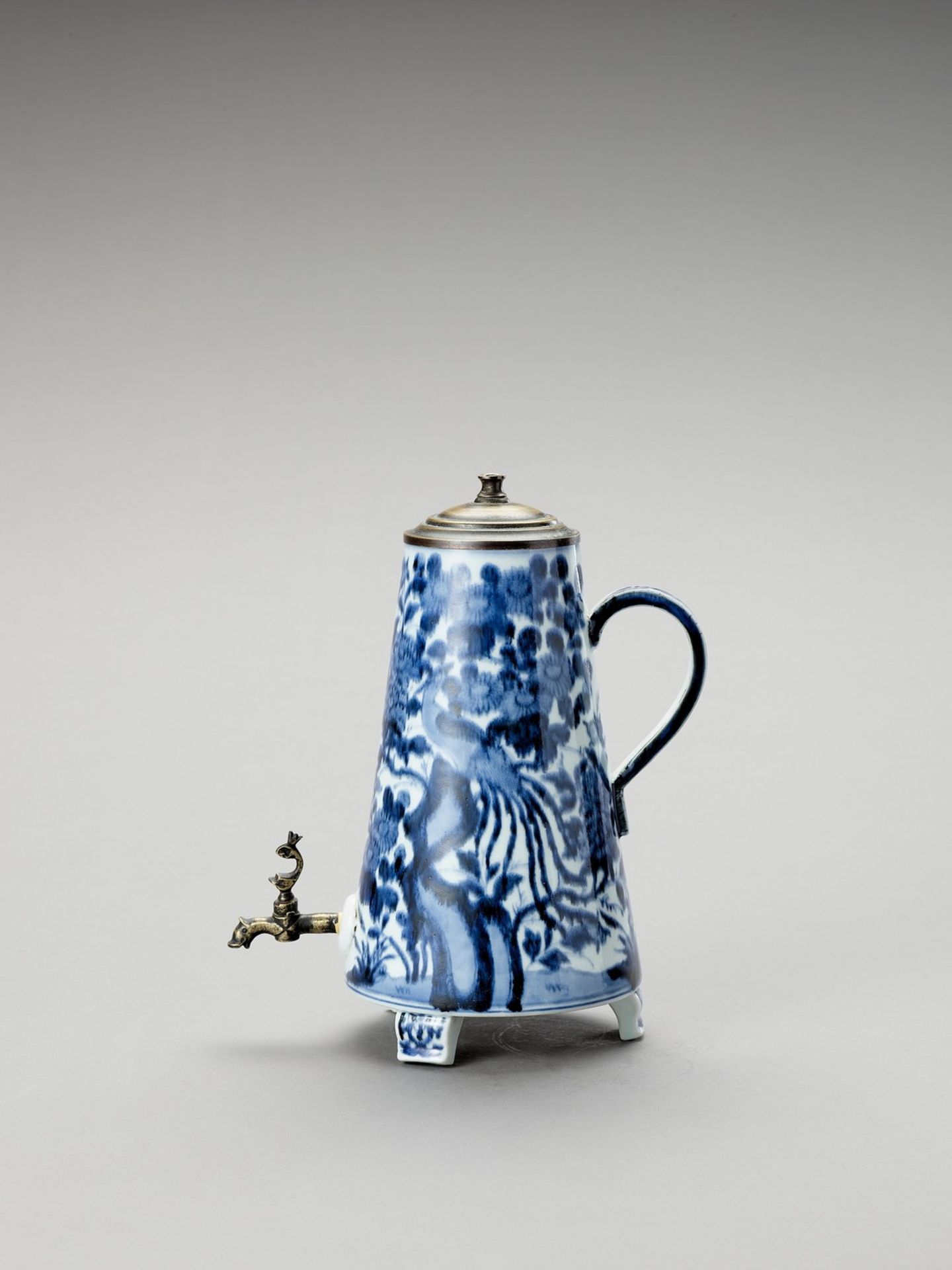 A BLUE AND WHITE PORCELAIN COFFEE POT AND COVER - Image 4 of 6