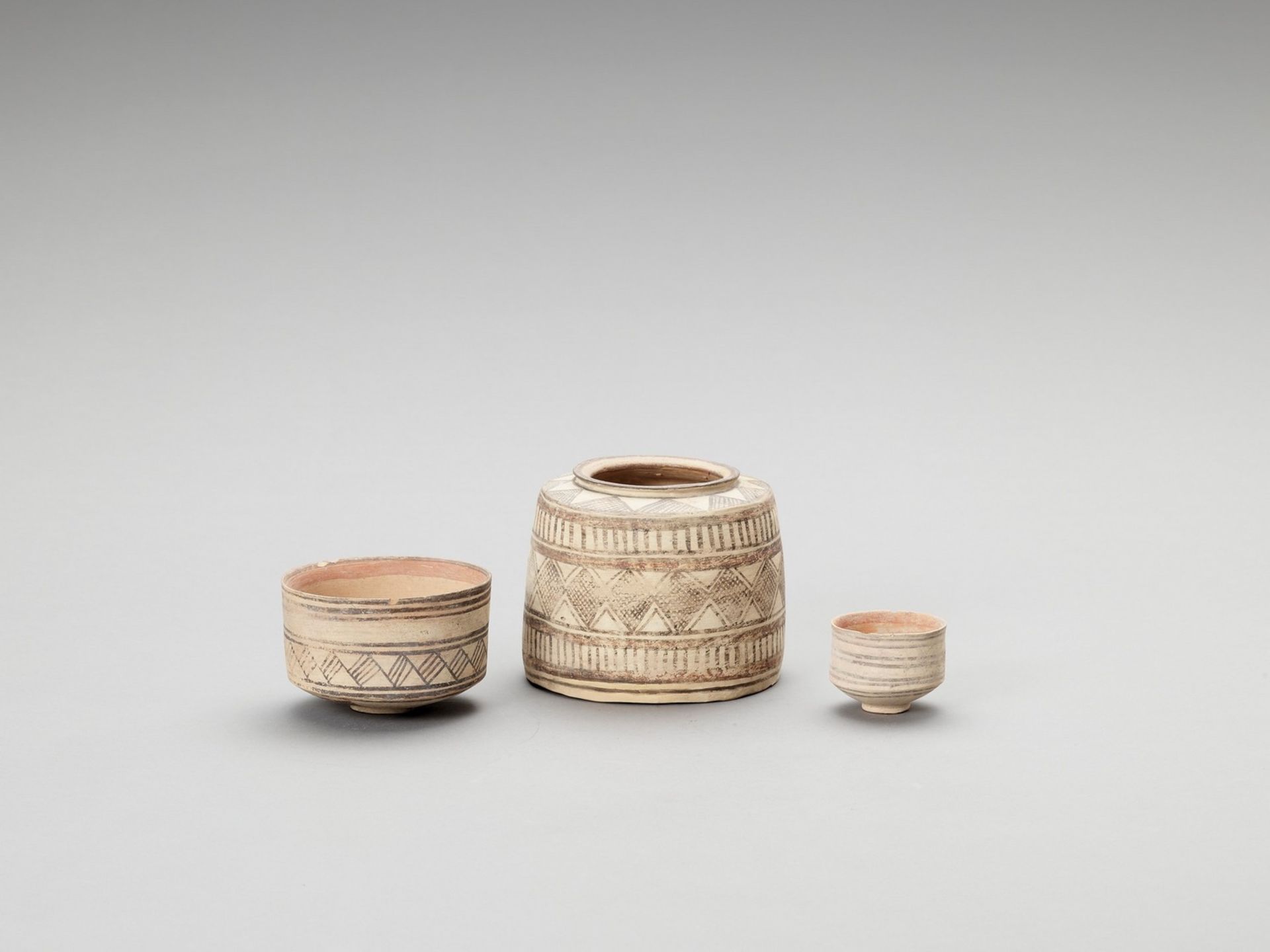 THREE CLASSICAL CERAMIC MEHRGARH VESSELS - Image 2 of 4