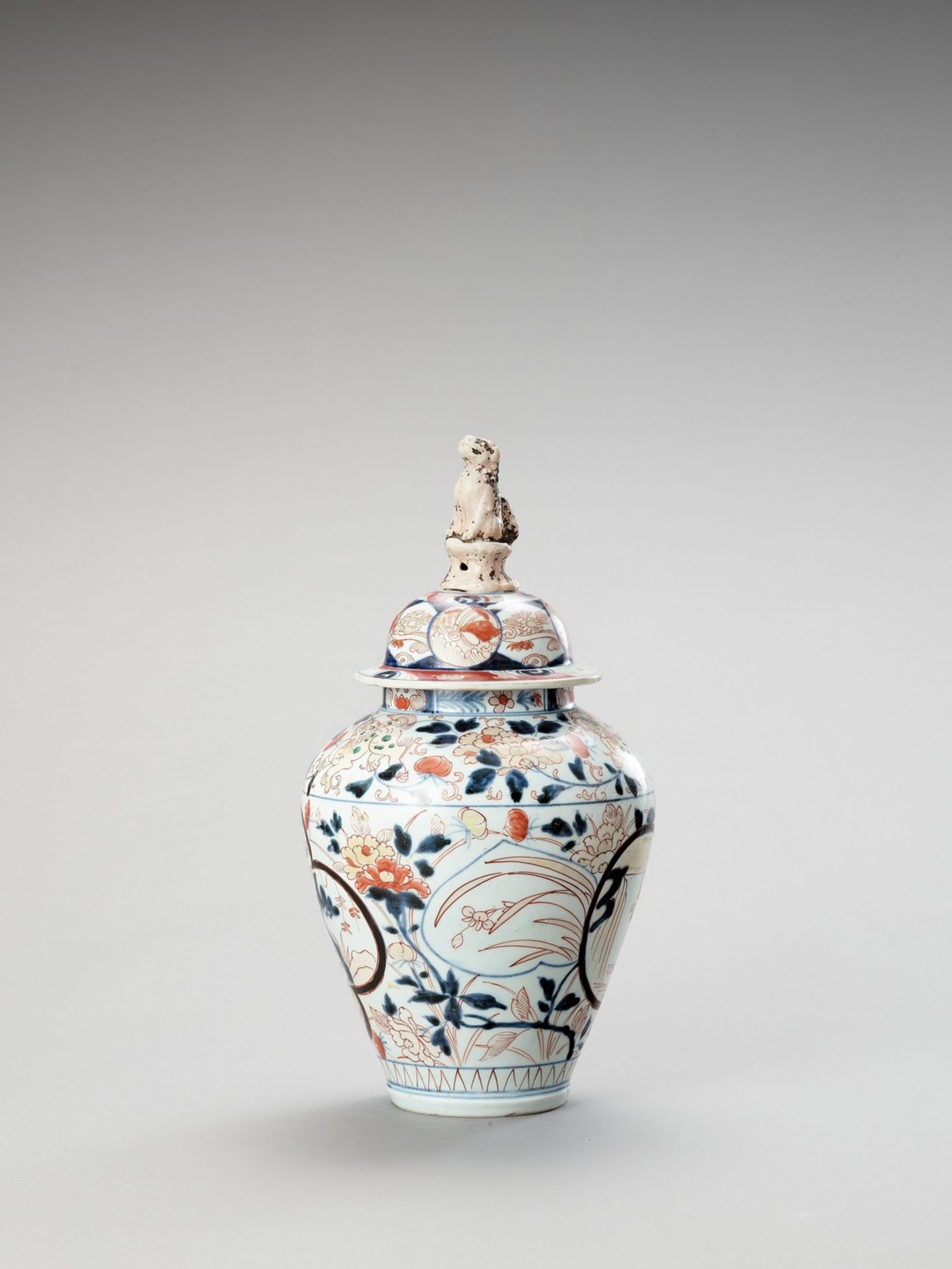 A LARGE IMARI PORCELAIN VASE AND COVER - Image 3 of 5