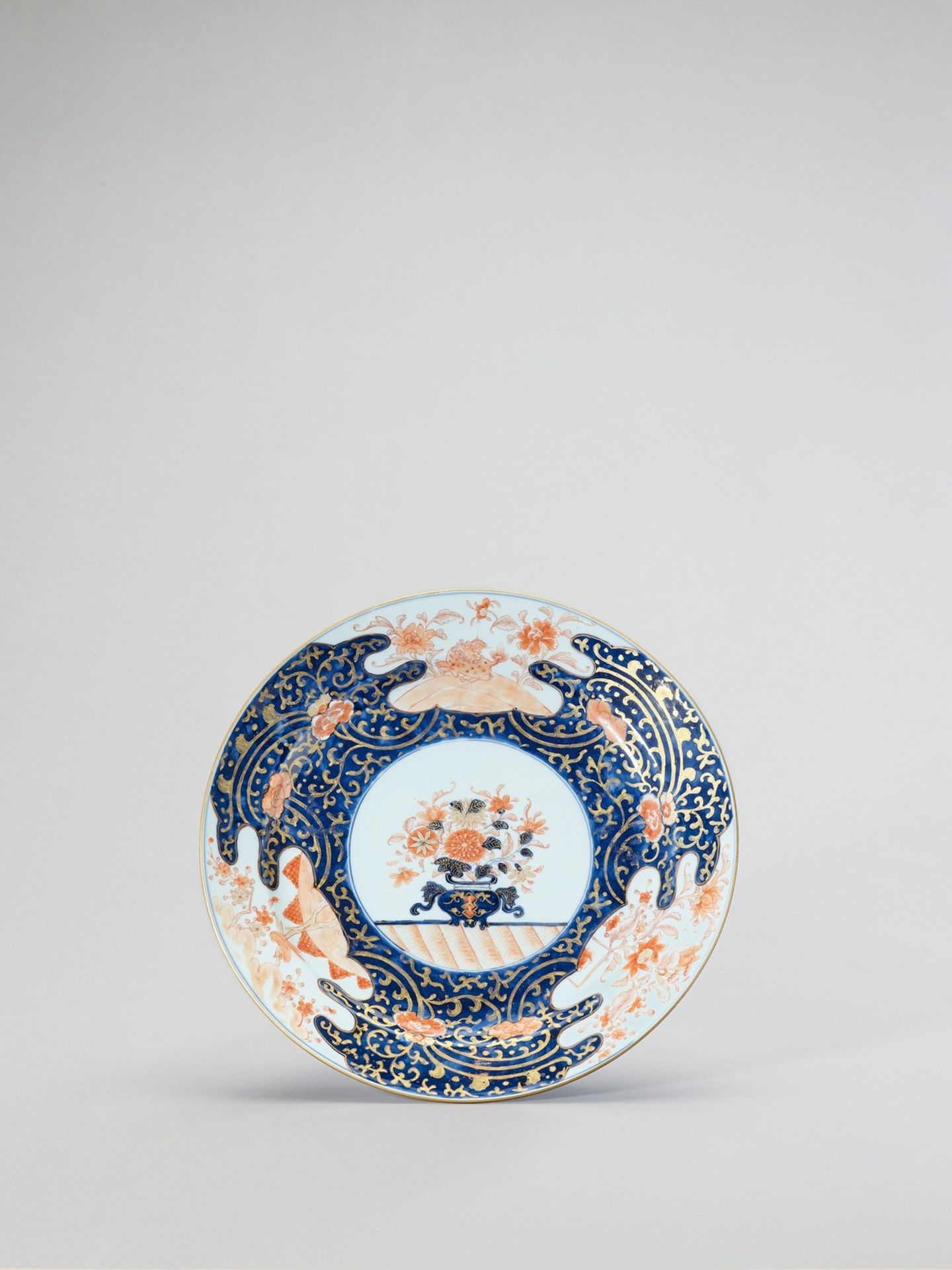 A LARGE IMARI PORCELAIN PLATE