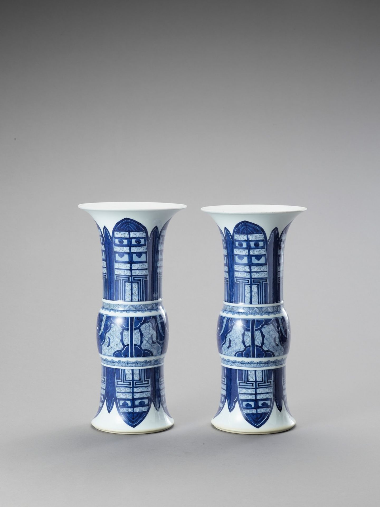 A LARGE PAIR OF BEAKER VASES - Image 3 of 6