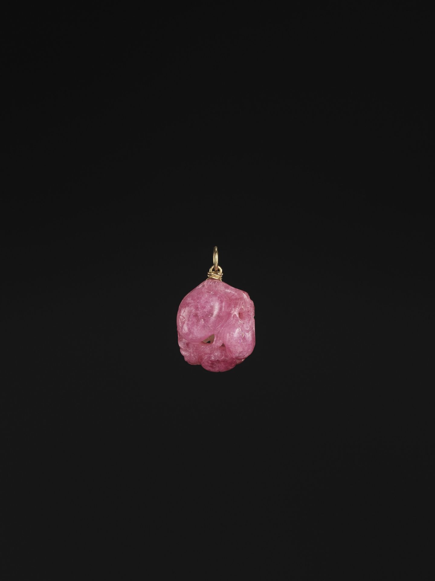 A PINK AND GREEN TOURMALINE 'PENSIVE MONKEY' PENDANT, LATE QING DYNASTY - Bild 5 aus 8