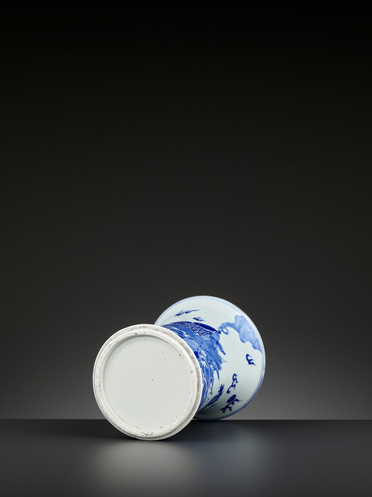 A BLUE AND WHITE 'DRAGON AND GIANT CARP' BRUSH POT, BITONG, QING DYNASTY - Image 7 of 9