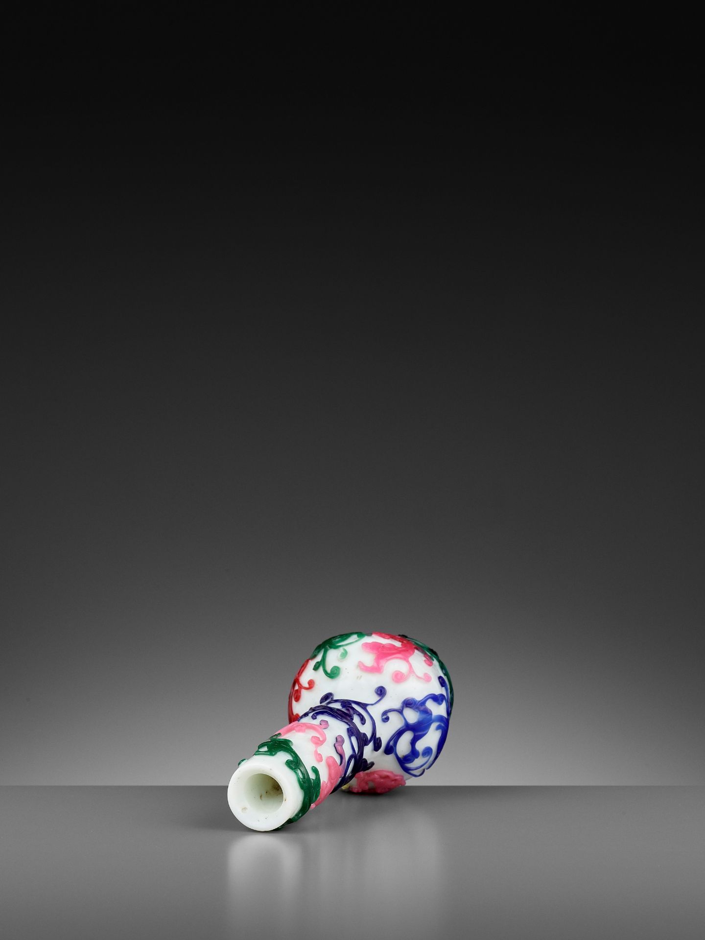 A FIVE-COLOR OVERLAY GLASS 'CHILONG' BOTTLE VASE, QIANLONG MARK AND PERIOD - Image 10 of 10