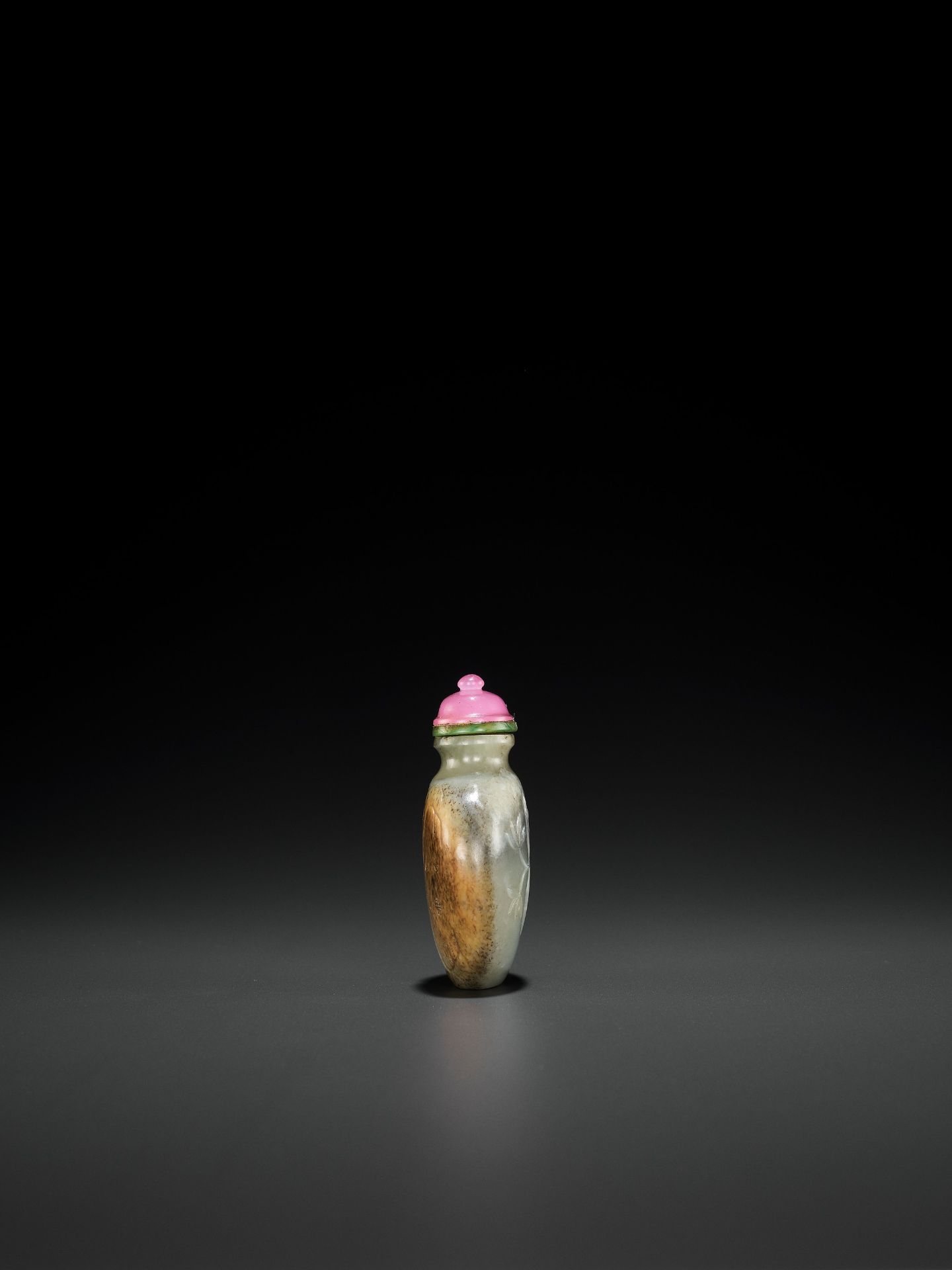 AN INSCRIBED WHITE, GRAY AND RUSSET JADEITE 'TIGER' SNUFF BOTTLE, SIGNATURE OF WANG HENG (1817-1882) - Image 3 of 8