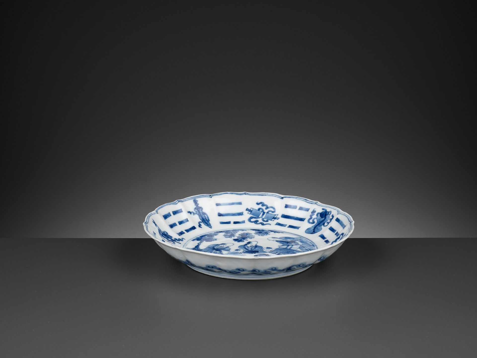A BLUE AND WHITE 'BAGUA' LOBED DISH, KANGXI PERIOD - Image 4 of 8