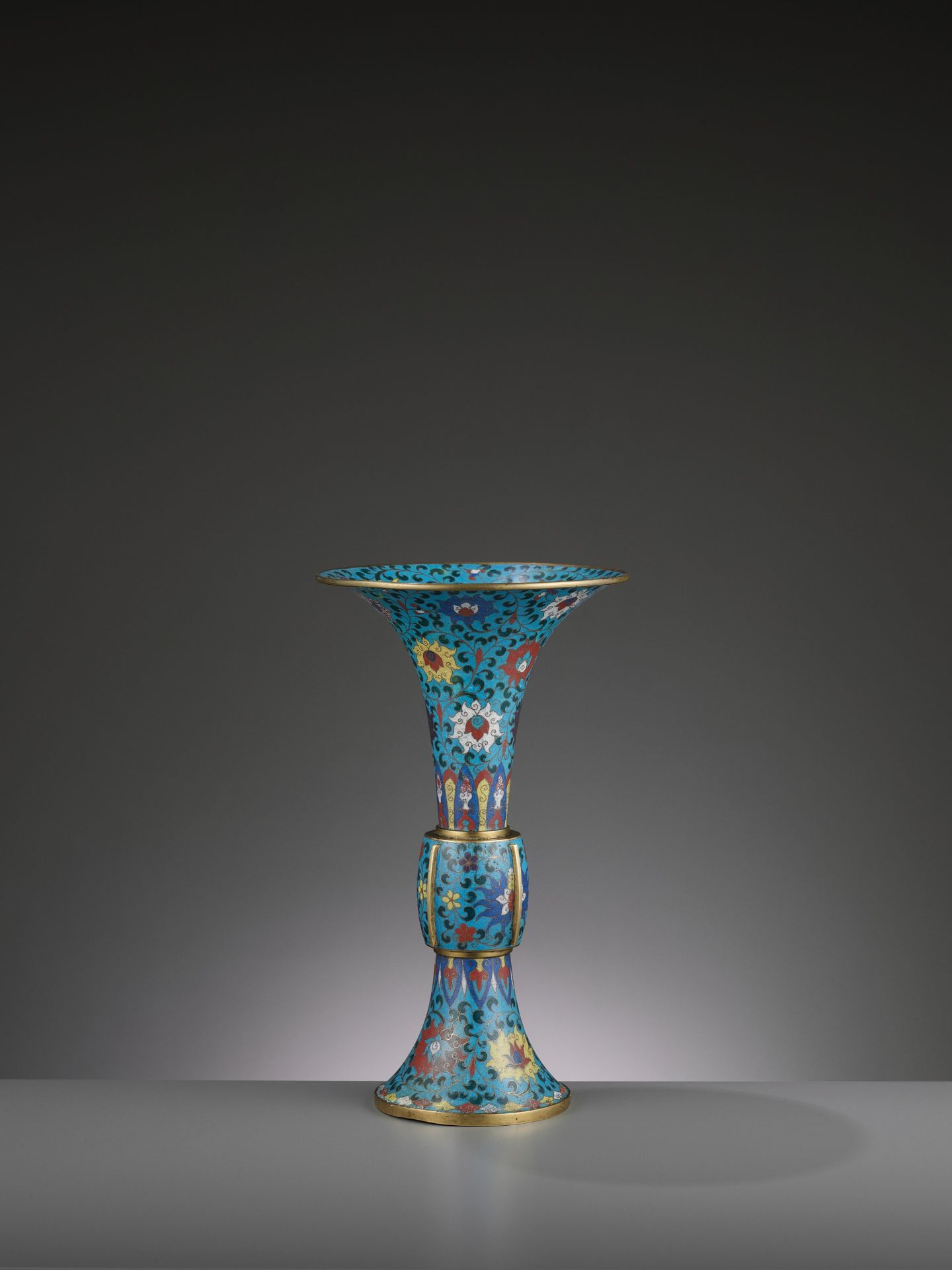 A LARGE CLOISONNE AND GILT-BRONZE GU, QING DYNASTY - Bild 2 aus 6