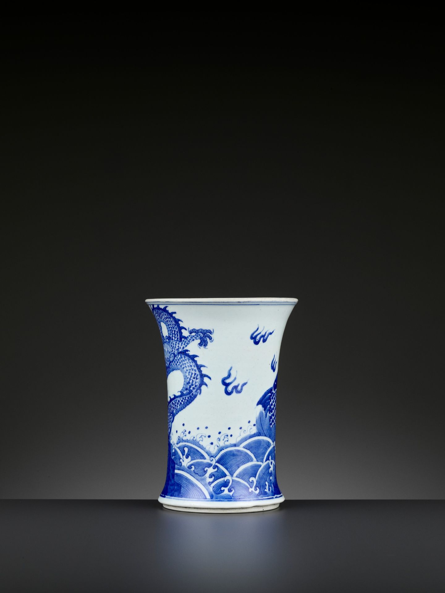 A BLUE AND WHITE 'DRAGON AND GIANT CARP' BRUSH POT, BITONG, QING DYNASTY - Image 5 of 9