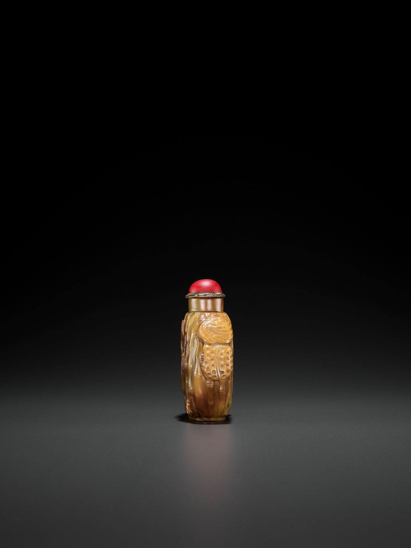 AN AGATE 'JUJUBE AND PEANUT' SNUFF BOTTLE, LATE QING TO EARLY REPUBLIC - Image 3 of 9