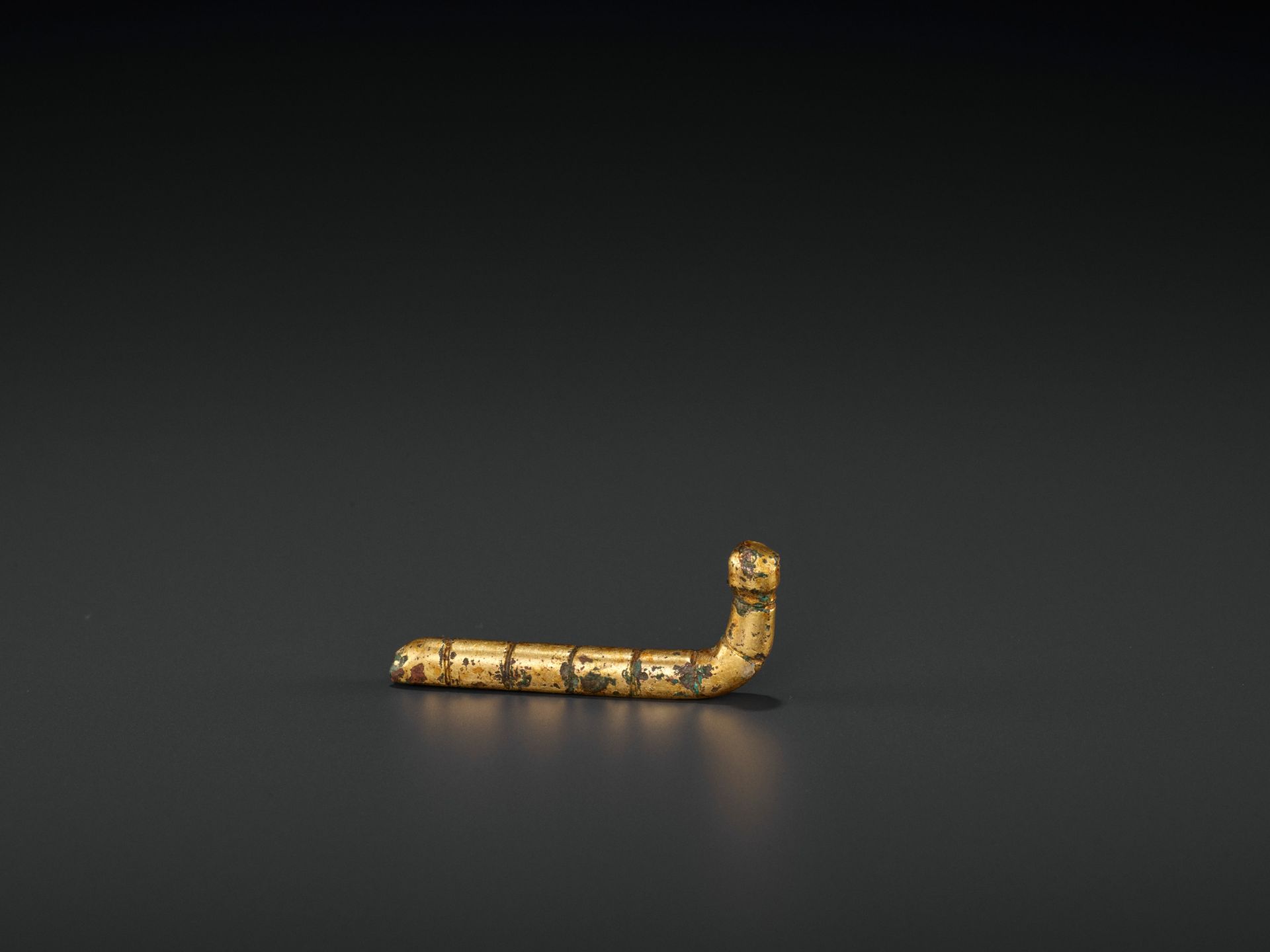 A GILT BRONZE MODEL OF A SILKWORM, HAN DYNASTY - Bild 2 aus 9