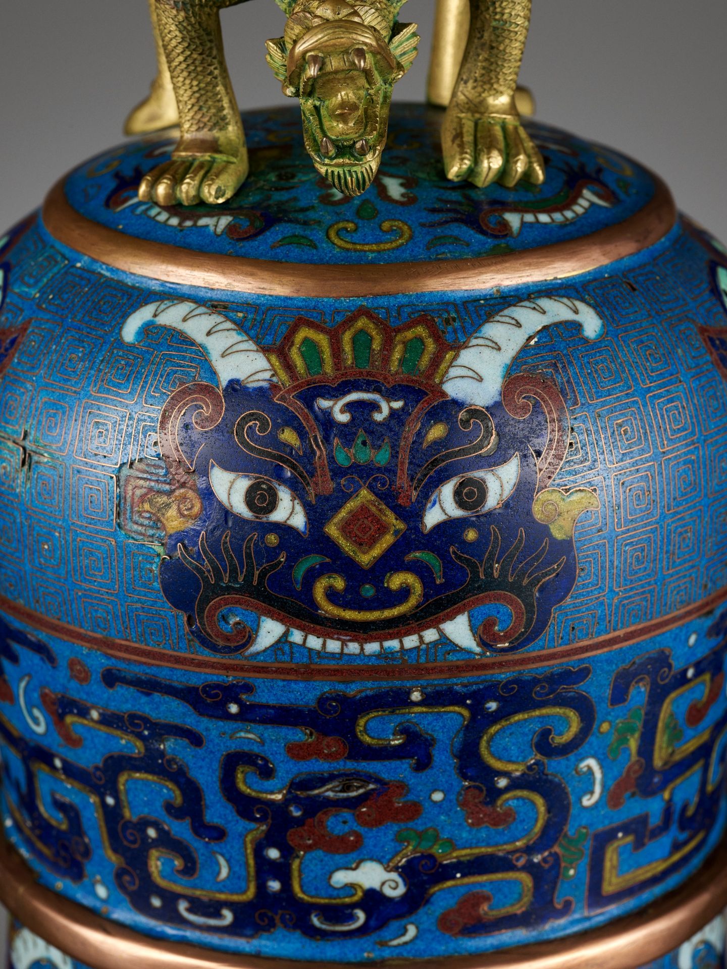 A MASSIVE CLOISONNE ENAMEL BELL, QING DYNASTY - Image 6 of 11