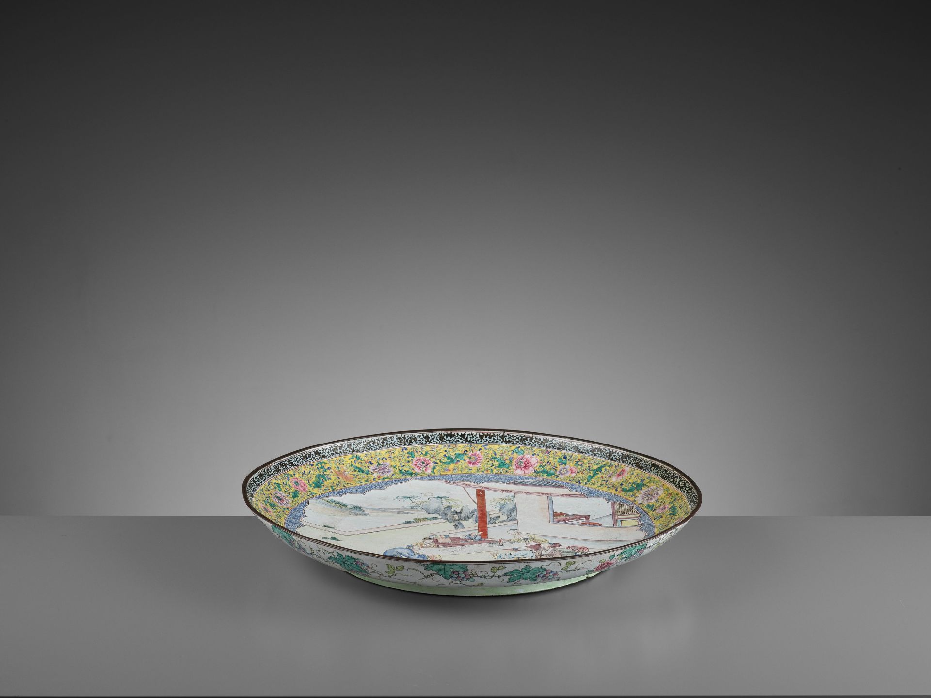 AN EXCEPTIONAL AND VERY LARGE CANTON ENAMEL ‘SCHOLARS’ DISH, EARLY 18TH CENTURY - Image 7 of 12