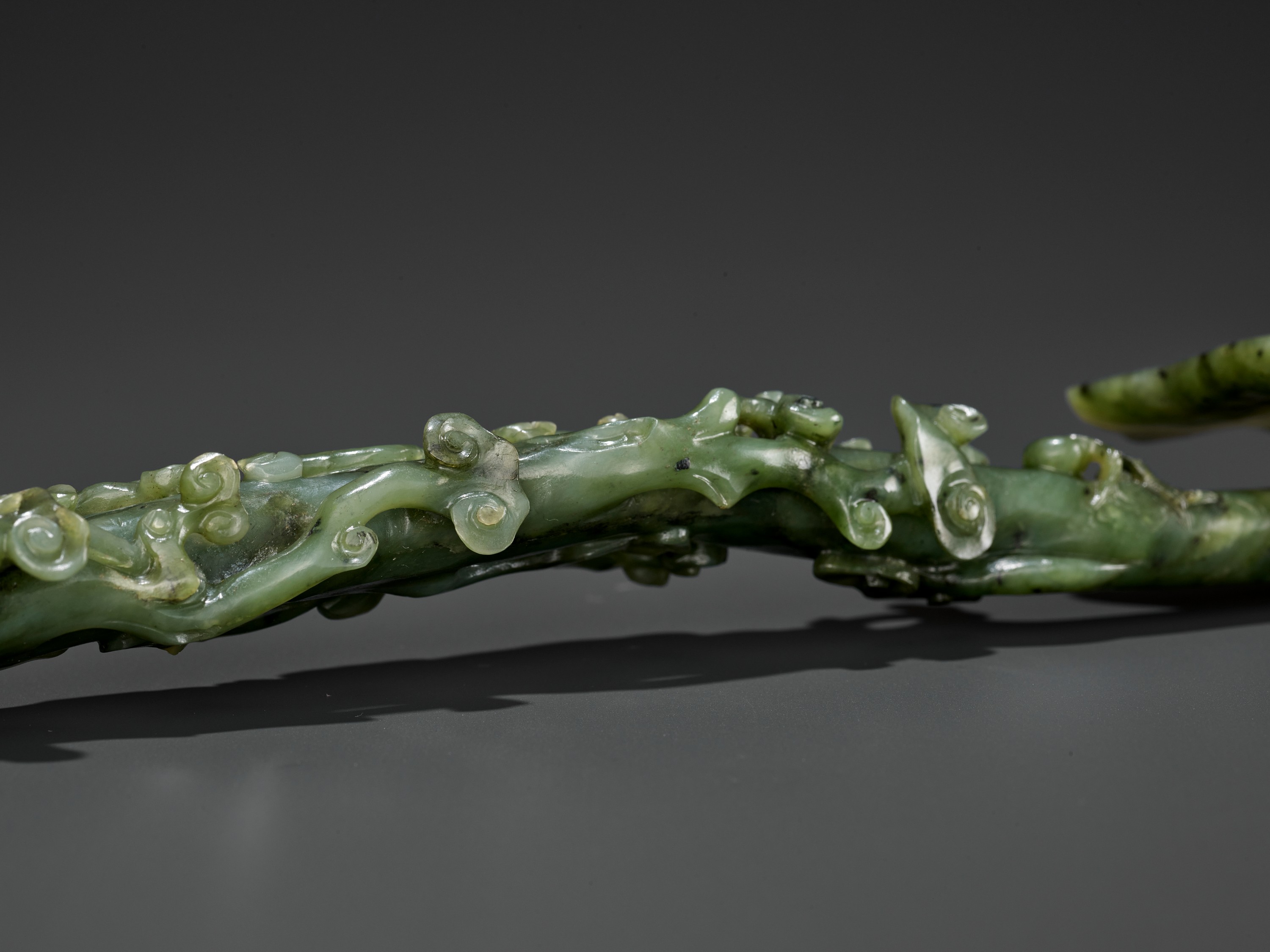 A SPINACH-GREEN JADE RUYI SCEPTER, MID-QING - Image 3 of 15