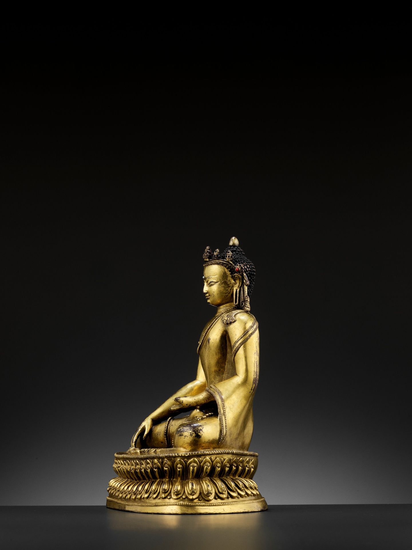 A GILT COPPER-ALLOY FIGURE OF A CROWNED BUDDHA, MALLA, 14TH - 15TH CENTURY - Bild 8 aus 14