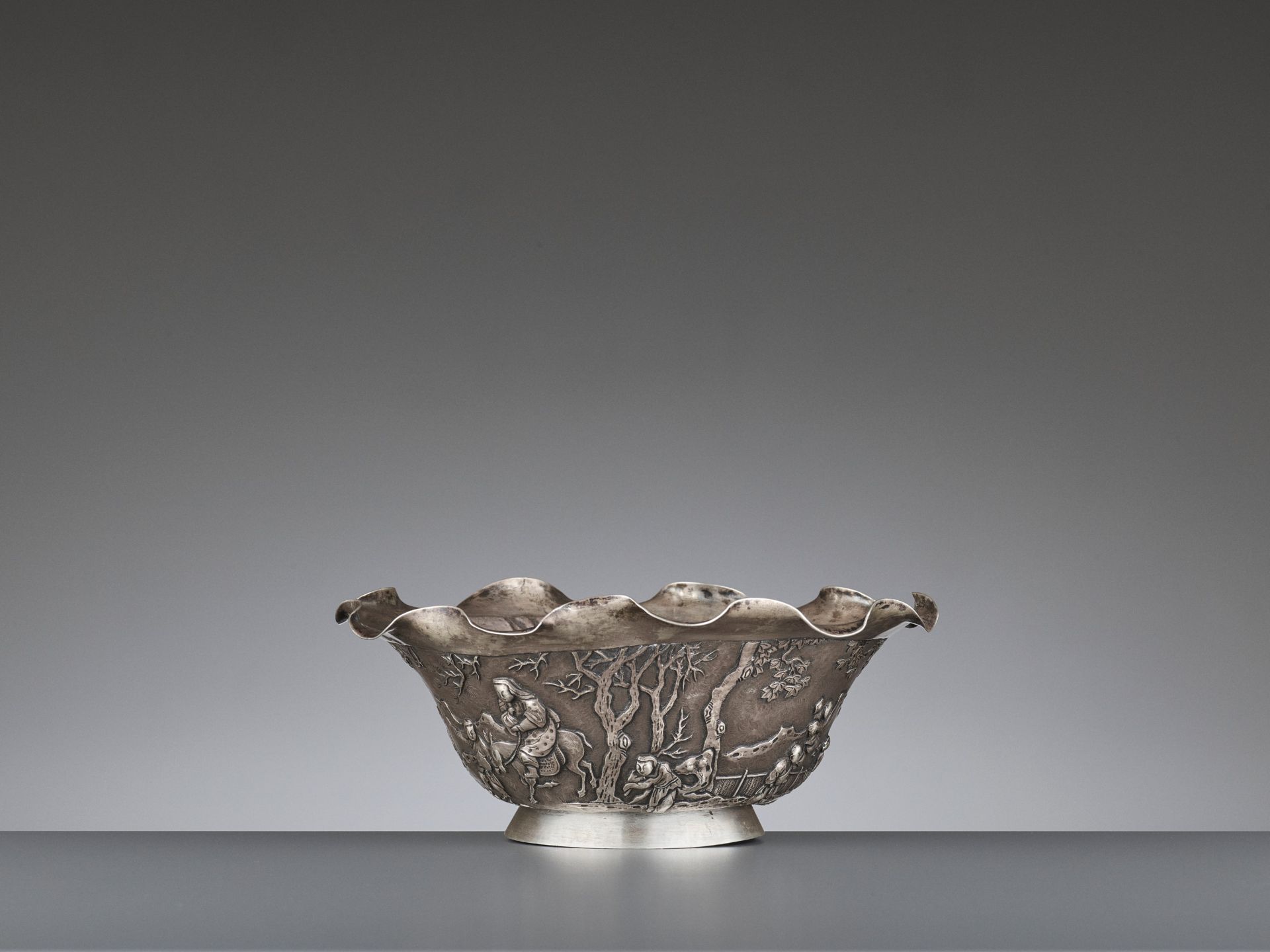 A SILVER REPOUSSE 'WEIQI PLAYERS' BOWL BY KWONG MAN SHING - Image 5 of 9