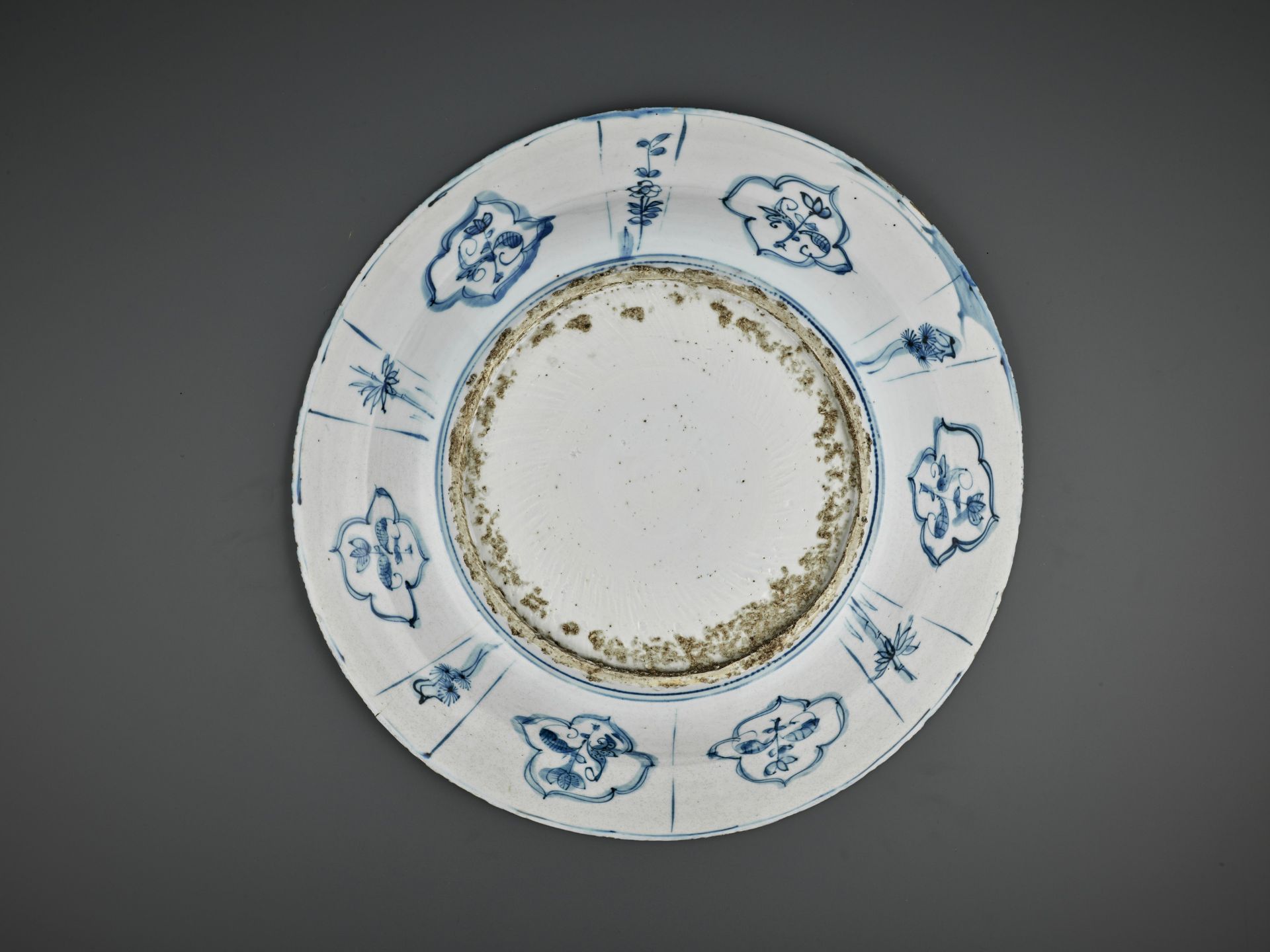 A LARGE BLUE AND WHITE 'COURT OFFICIAL AND ATTENDANT' DISH, WANLI - Bild 8 aus 8