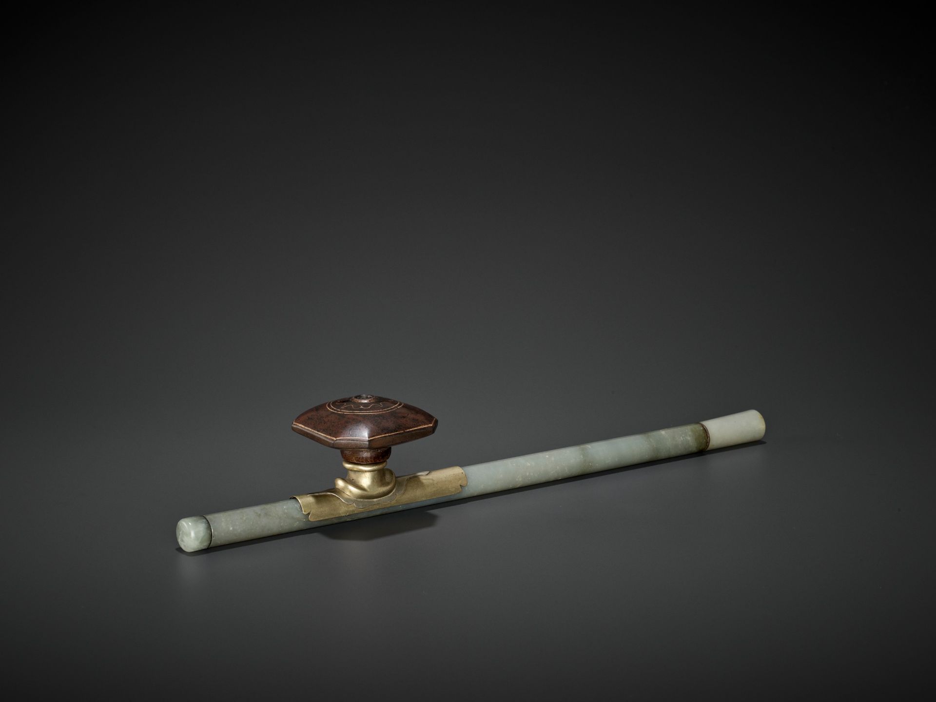 A JADE OPIUM PIPE, QING DYNASTY - Bild 2 aus 6