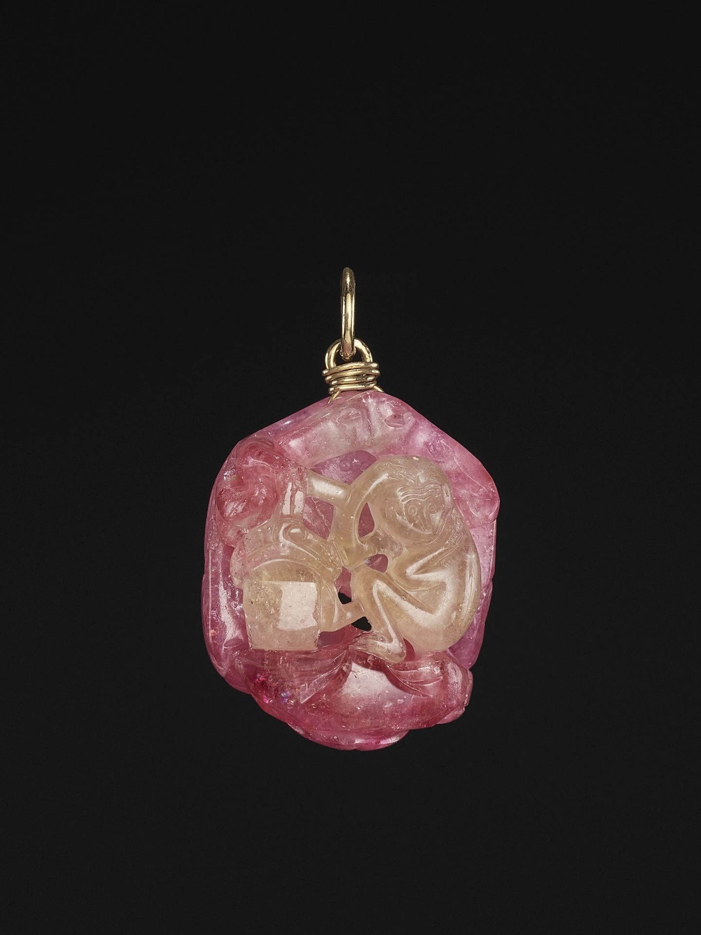 A PINK AND GREEN TOURMALINE 'PENSIVE MONKEY' PENDANT, LATE QING DYNASTY