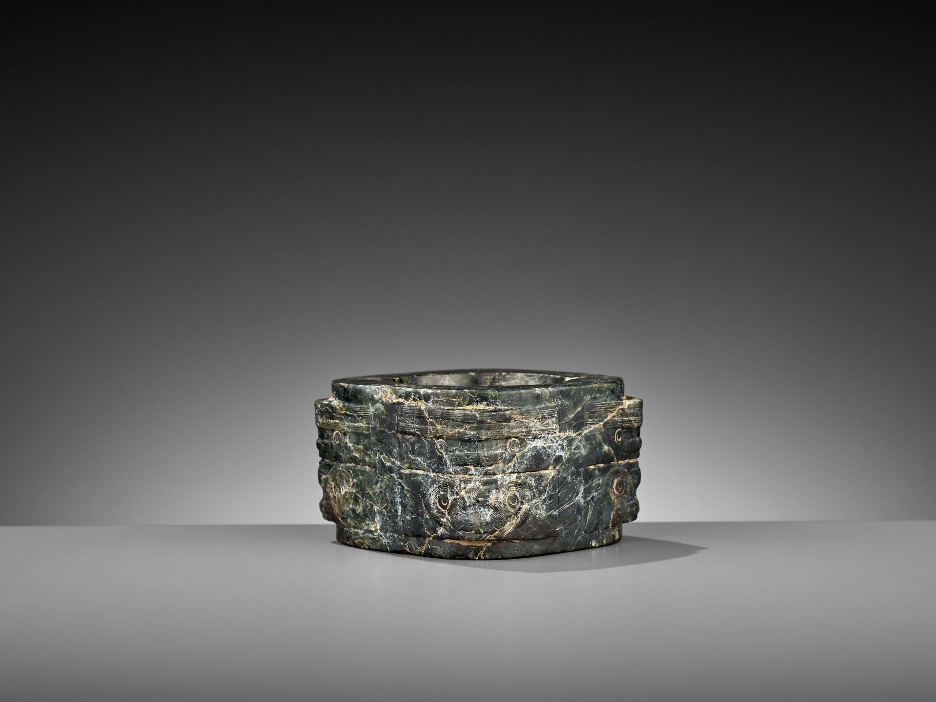 A MOTTLED GREEN JADE CONG, LIANGZHU CULTURE - Bild 4 aus 10