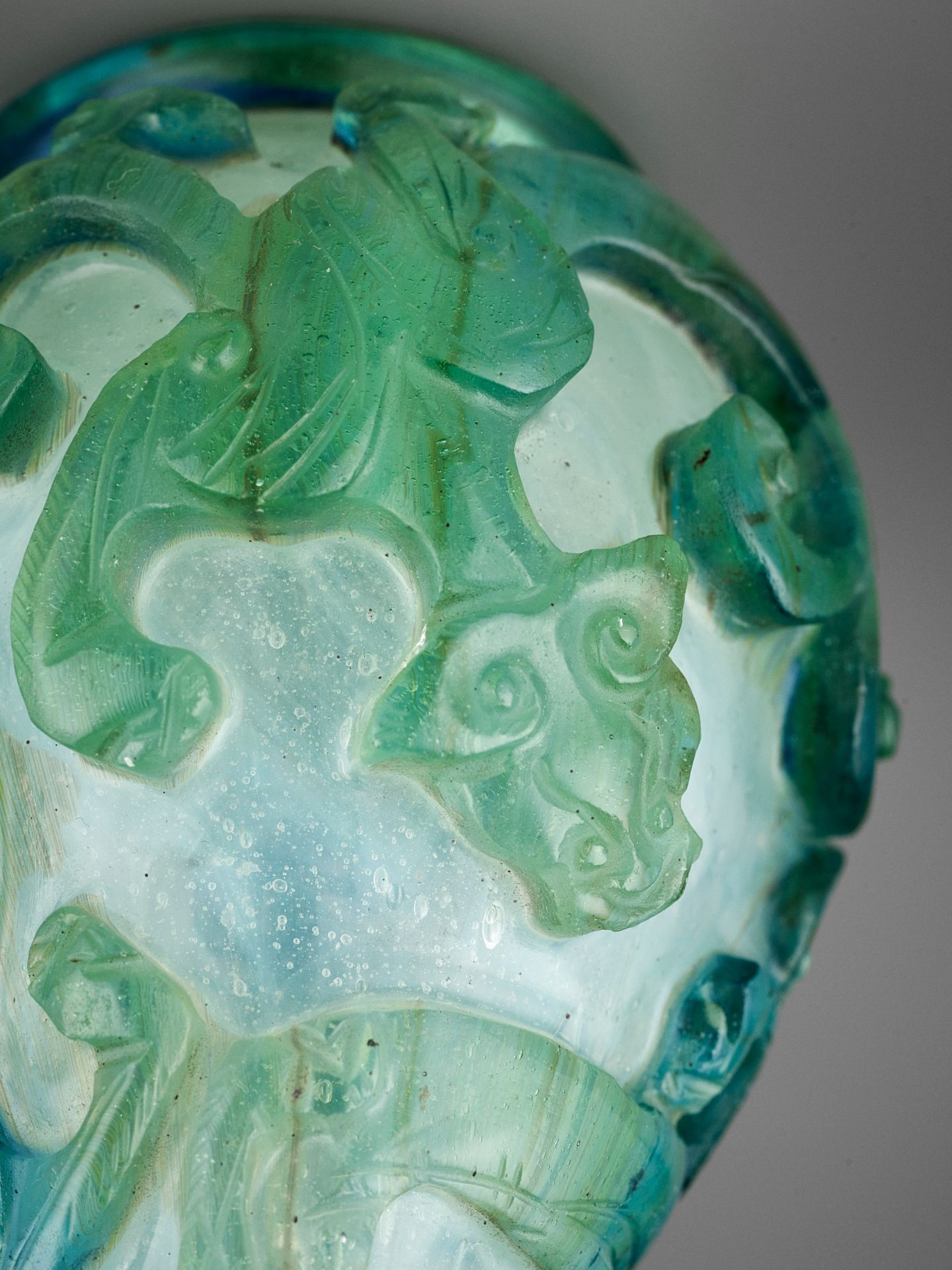 AN AQUAMARINE OVERLAY 'CHILONG' MINIATURE VASE, YUHUCHUNPING, QING - Image 2 of 13