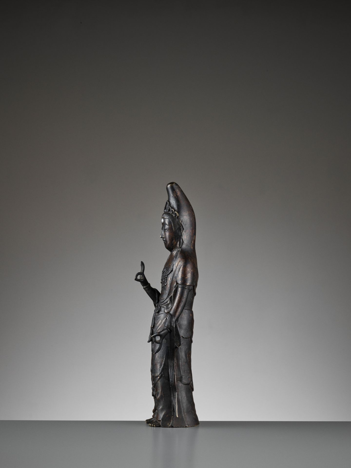 A JAPANESE BRONZE FIGURE OF KANNON, EDO PERIOD - Image 6 of 9