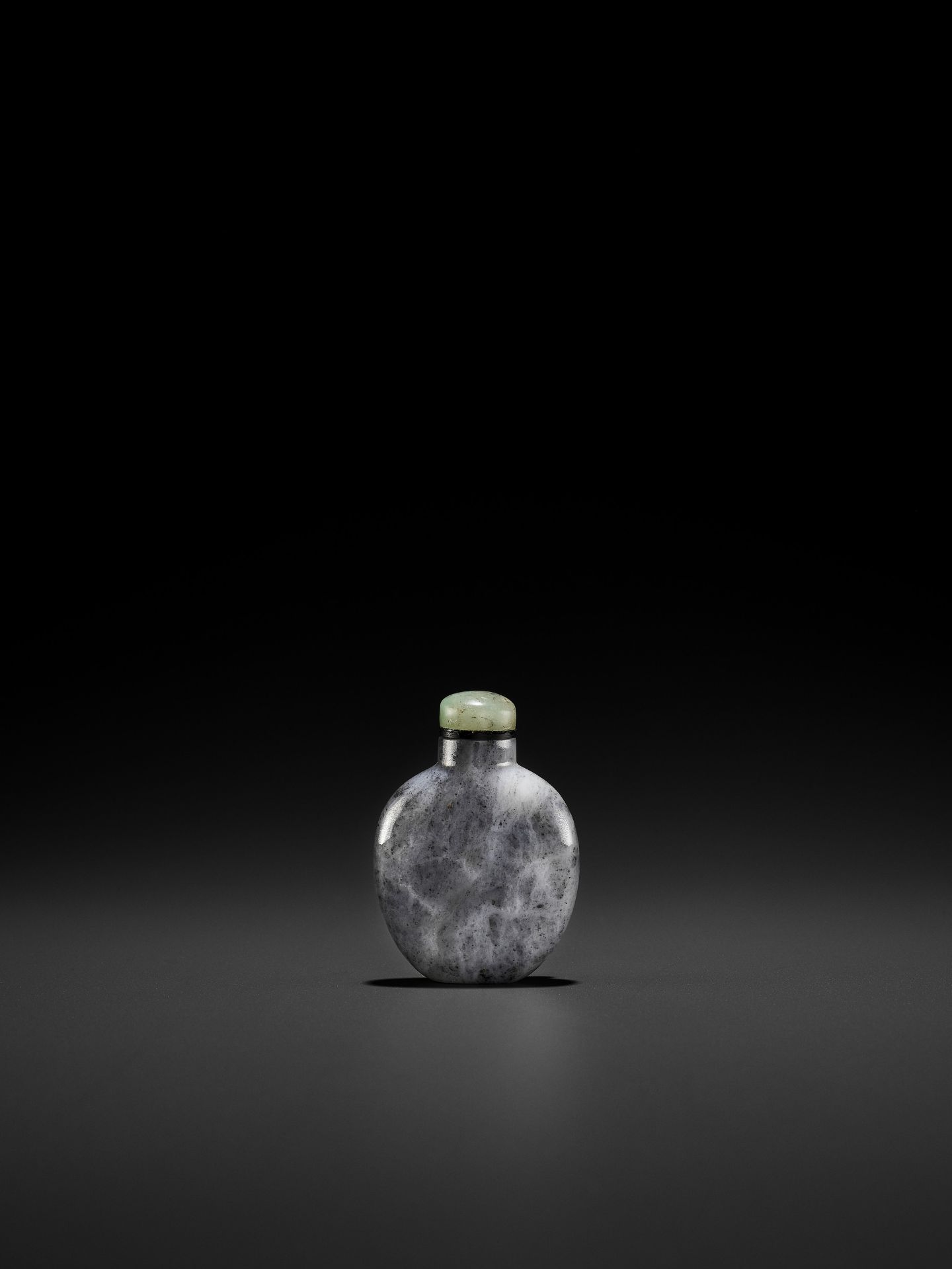 A GRAY JADEITE 'DOUBLE CAT' SNUFF BOTTLE, LATE QING TO EARLY REPUBLIC - Bild 2 aus 7