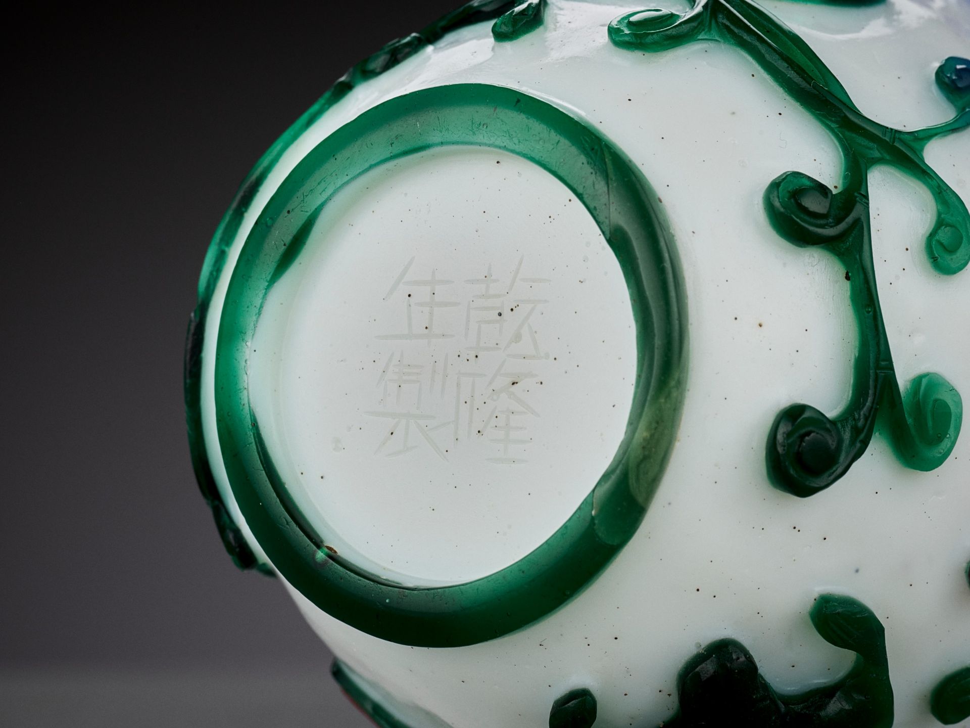 A FIVE-COLOR OVERLAY GLASS 'CHILONG' BOTTLE VASE, QIANLONG MARK AND PERIOD - Bild 2 aus 10