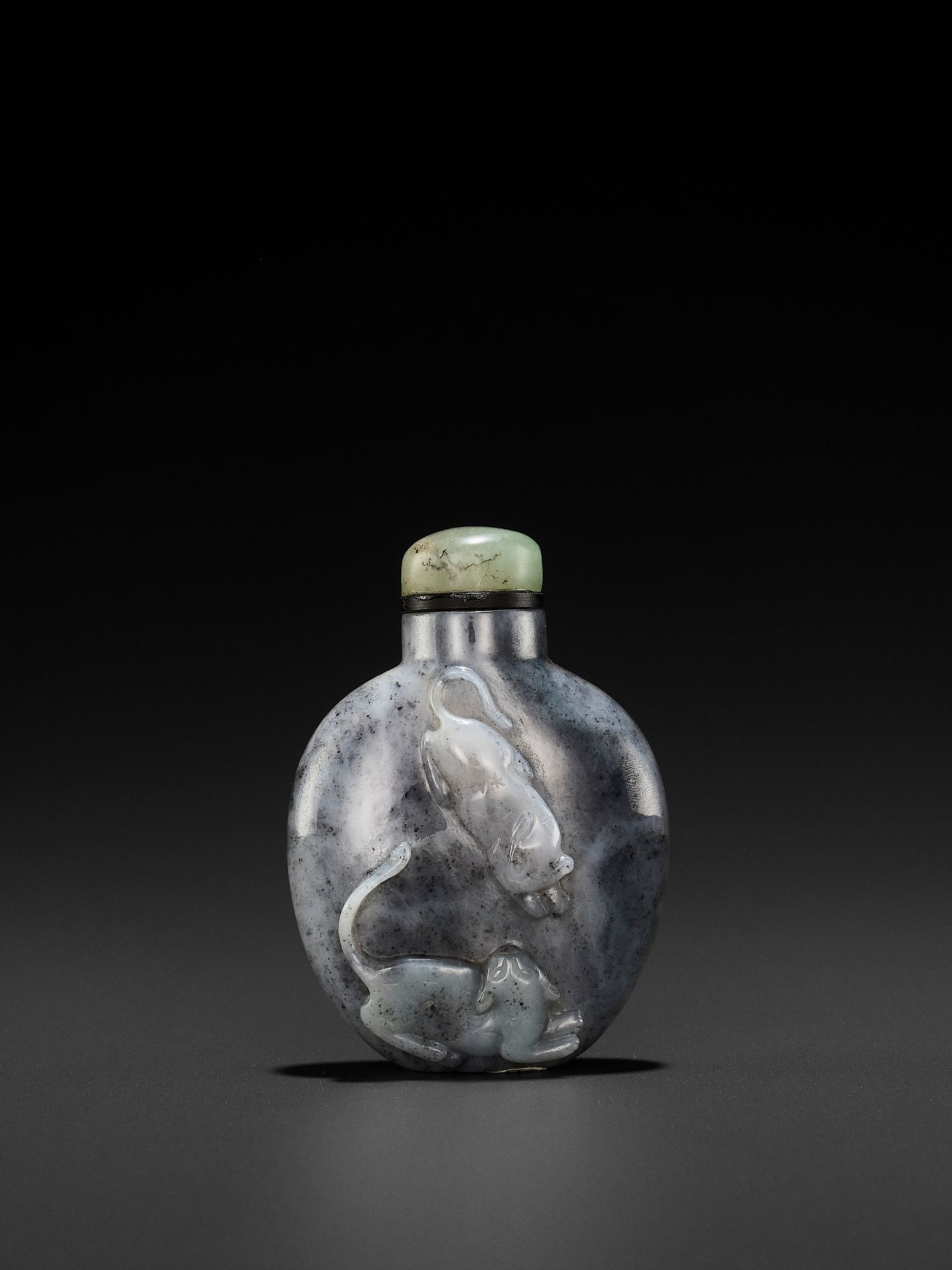 A GRAY JADEITE 'DOUBLE CAT' SNUFF BOTTLE, LATE QING TO EARLY REPUBLIC