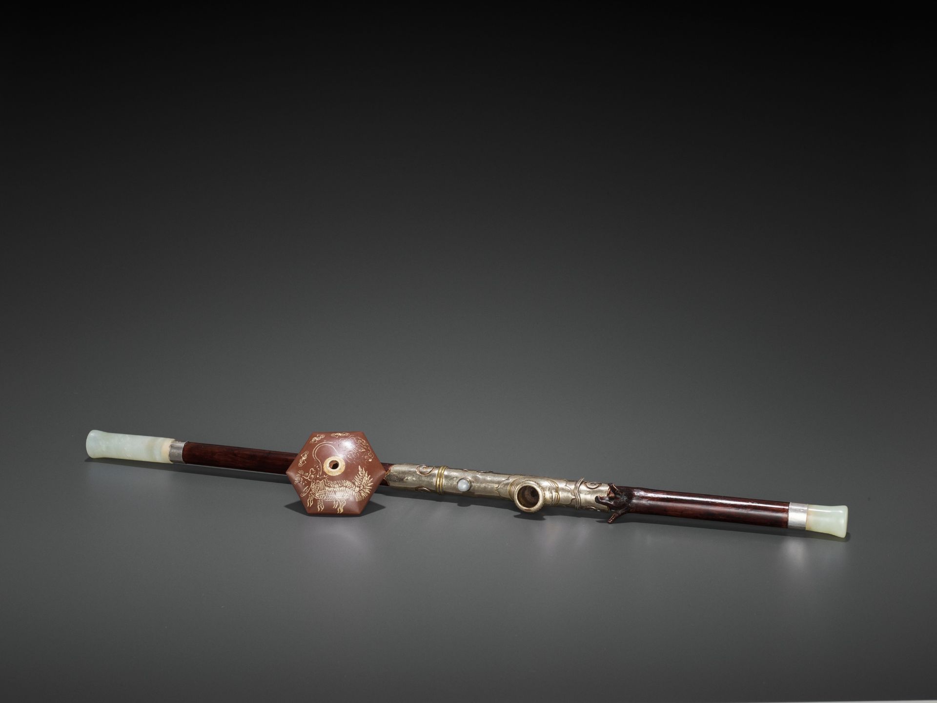 A BAMBOO OPIUM PIPE WITH HARDSTONE, SILVER AND YIXING CERAMIC FITTINGS, LATE QING TO REPUBLIC - Bild 4 aus 10