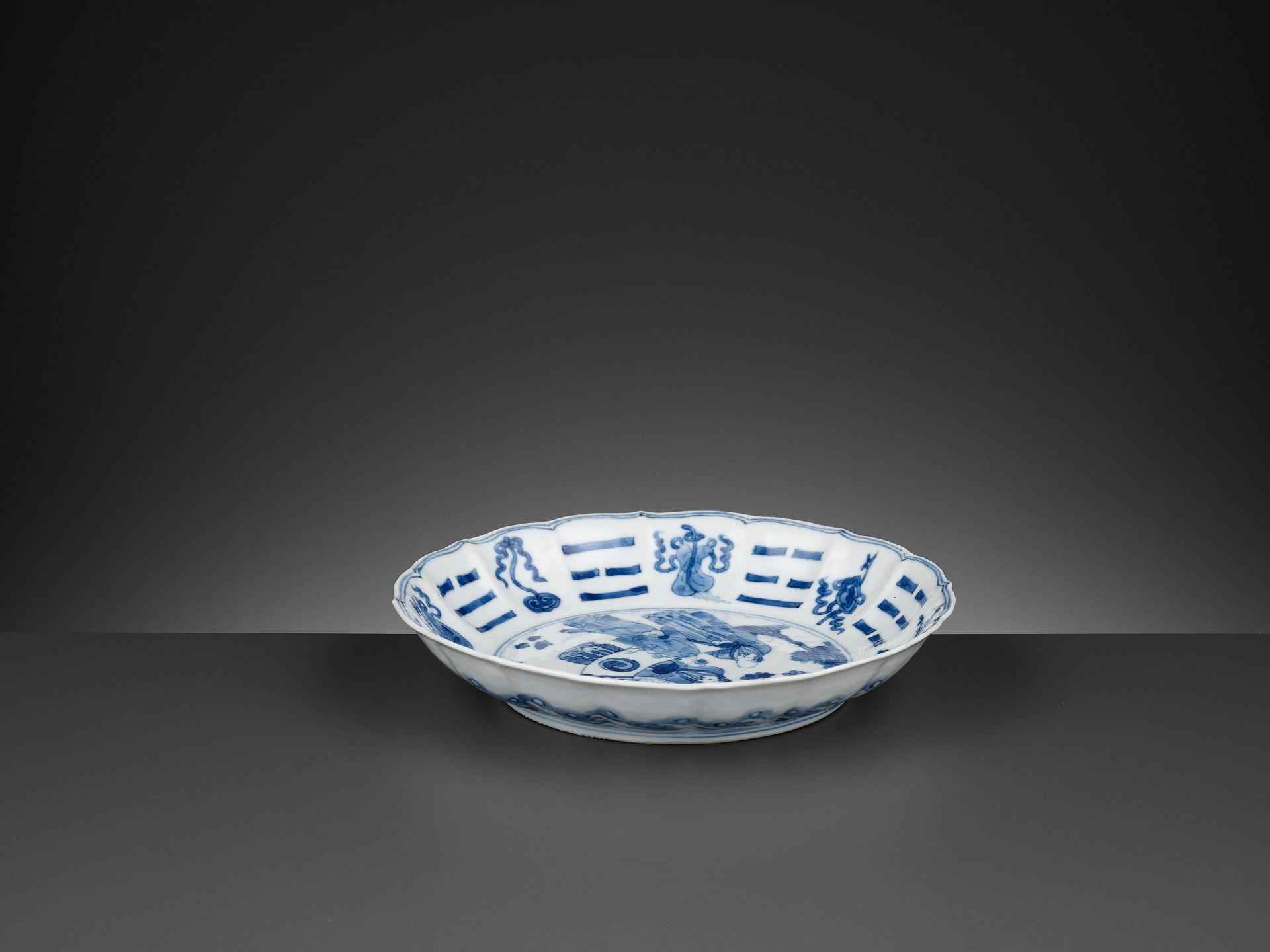 A BLUE AND WHITE 'BAGUA' LOBED DISH, KANGXI PERIOD - Image 5 of 8