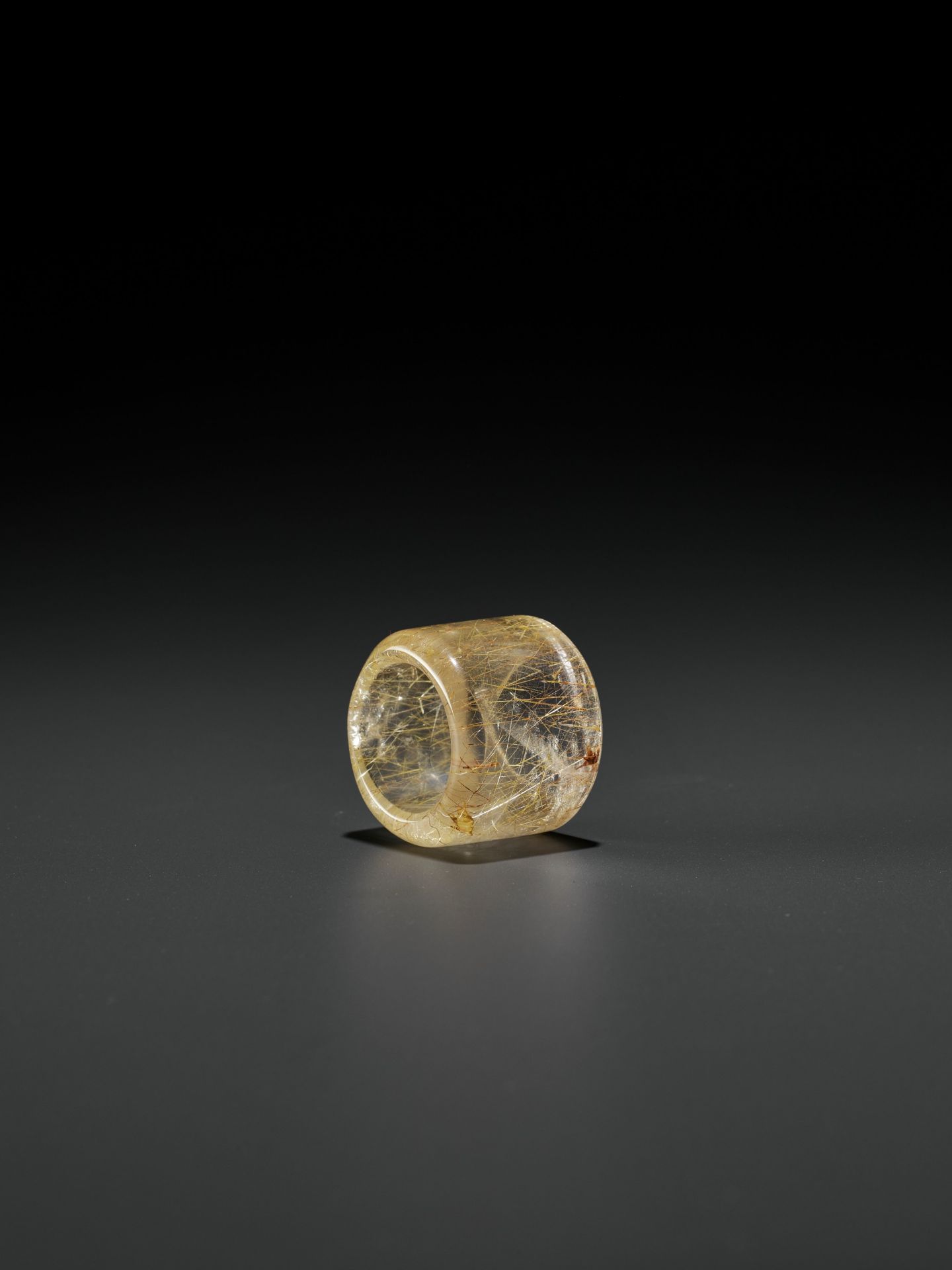 A 'HAIR' CRYSTAL ARCHER'S RING, QING DYNASTY - Bild 3 aus 9