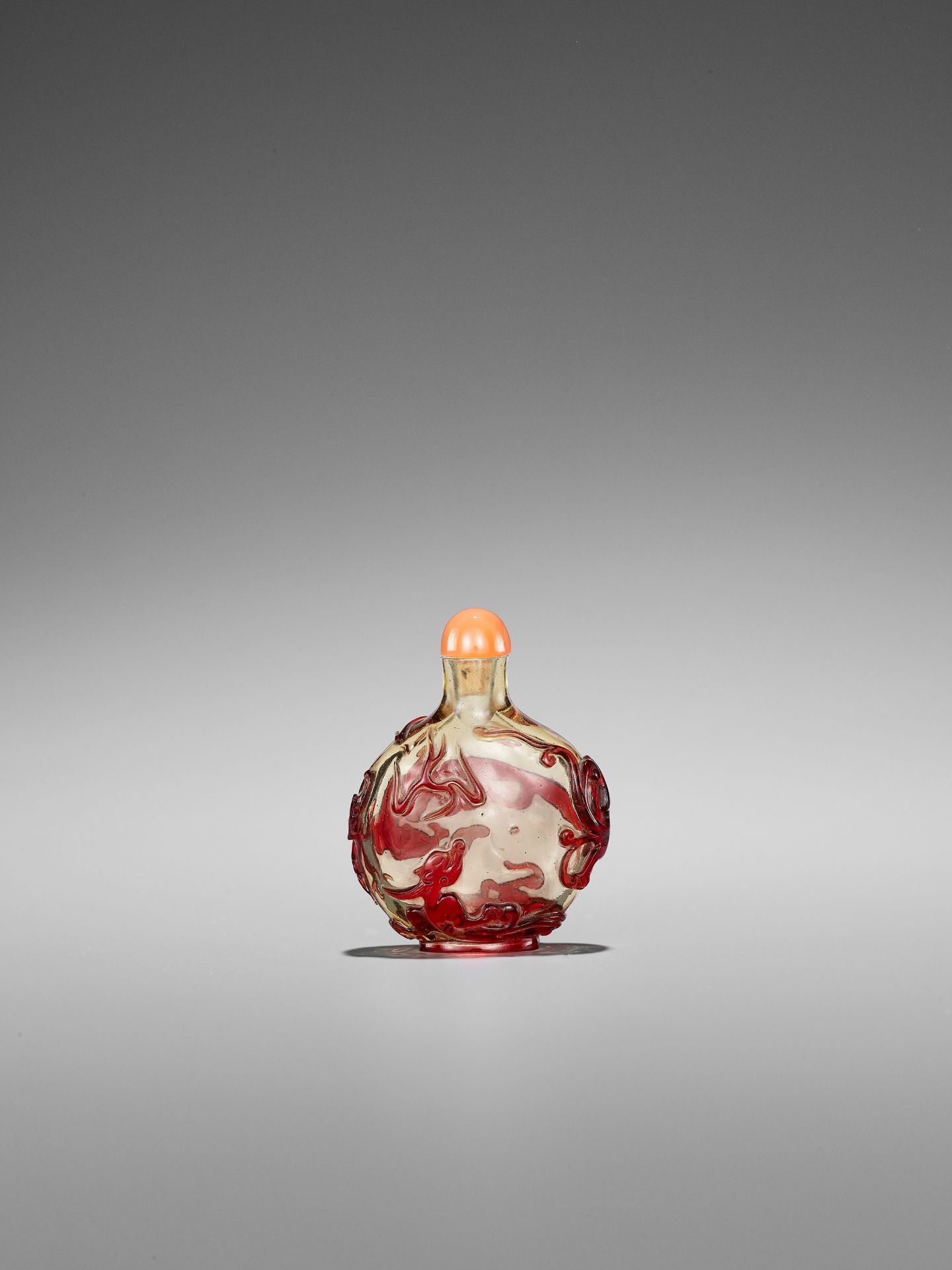 AN IMPERIAL 'CHILONG AND LINGZHI' OVERLAY GLASS SNUFF BOTTLE, 18TH CENTURY - Bild 2 aus 7