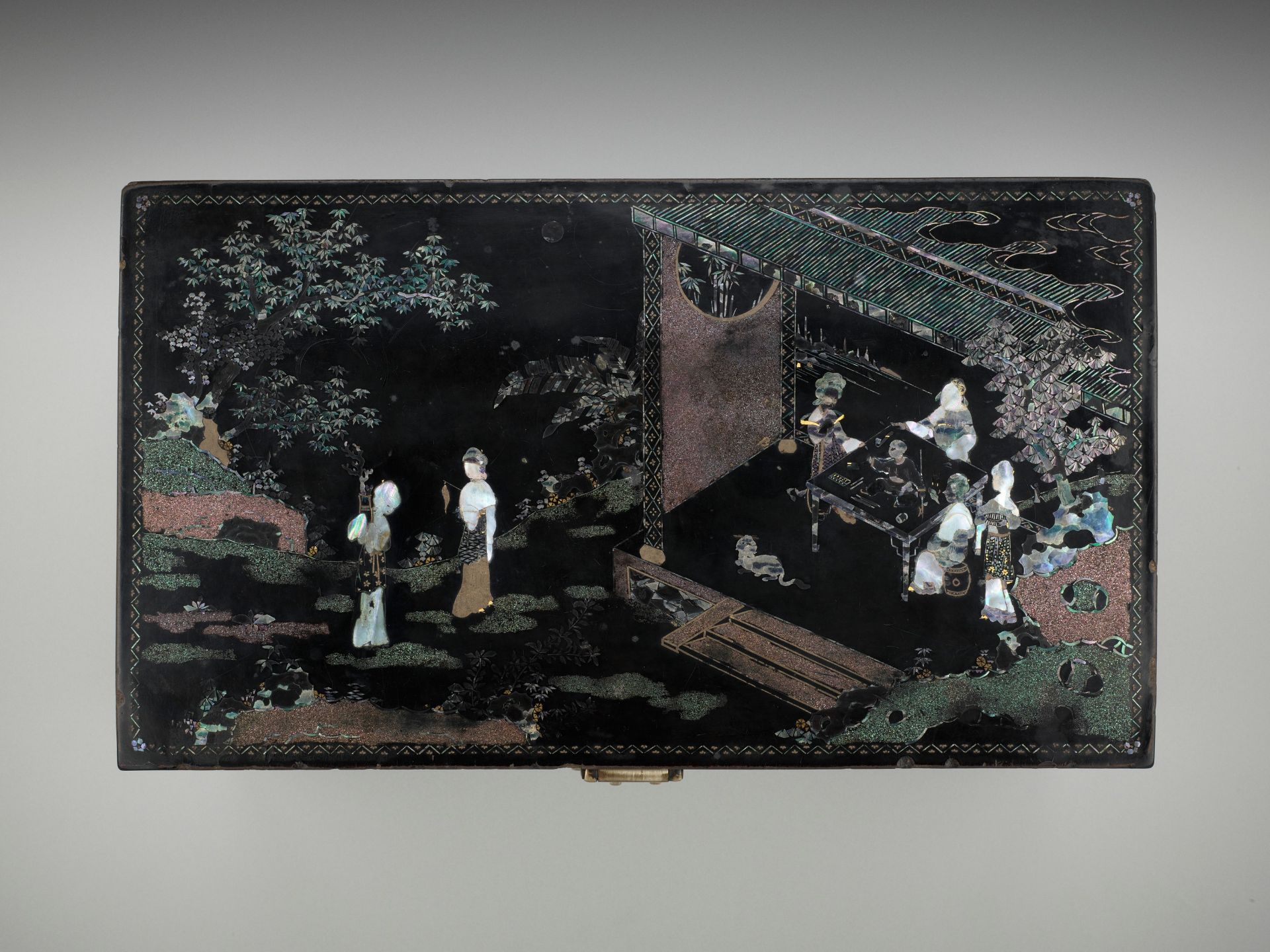 A RARE AND IMPORTANT MOTHER-OF-PEARL AND GOLD-FOIL INLAID 'ZHUAZHOU' BLACK LACQUER BOX AND COVER, LA - Bild 2 aus 15