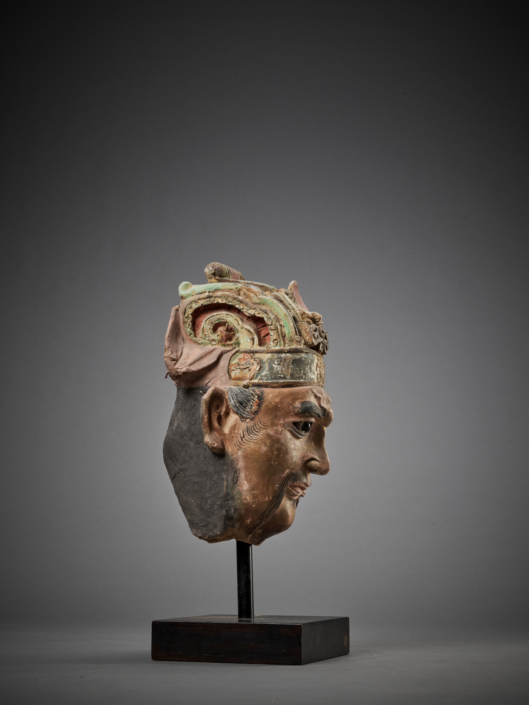 A LARGE PAINTED STUCCO HEAD OF A GUARDIAN KING, SONG TO MING DYNASTY - Image 8 of 11