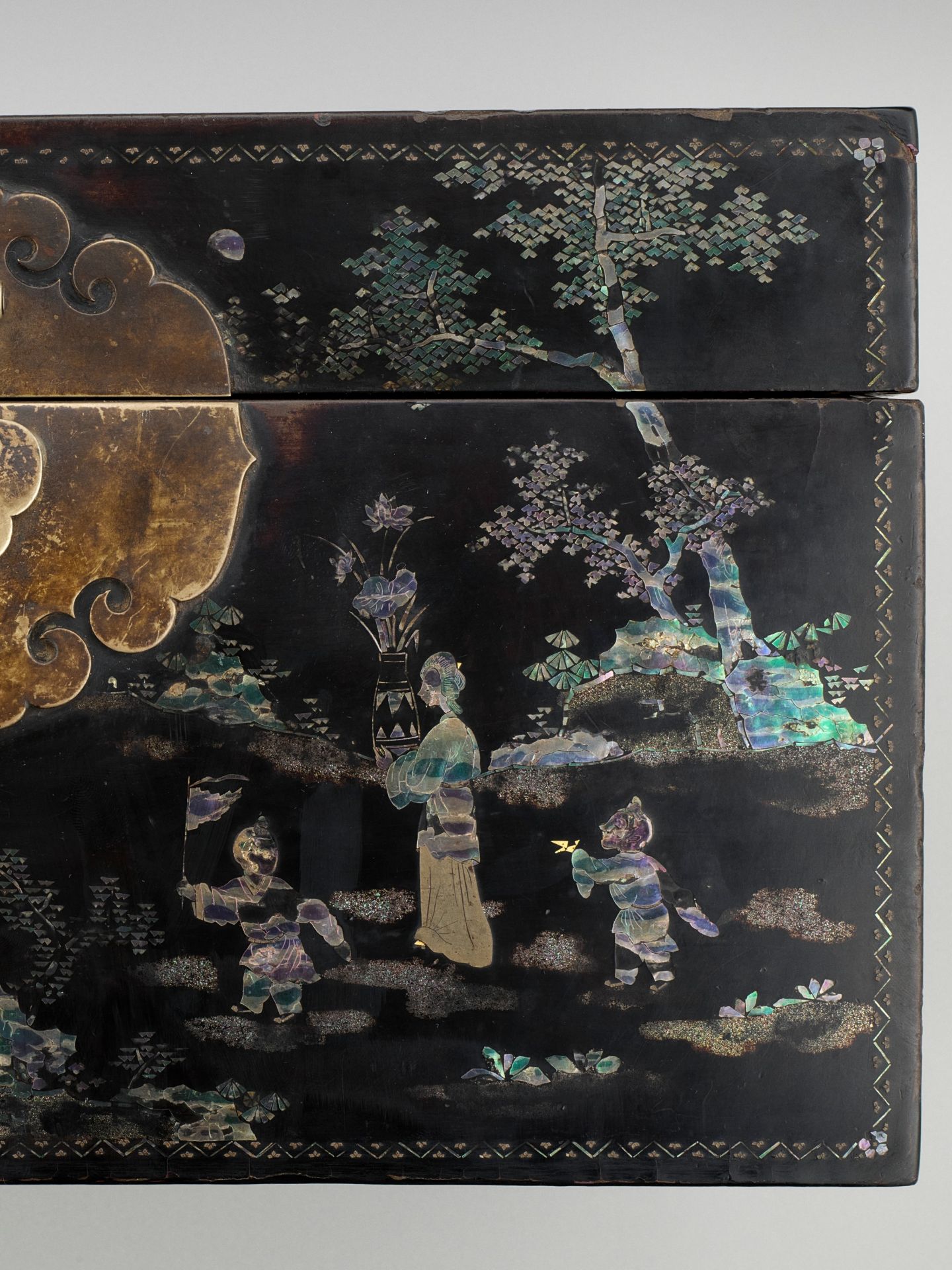 A RARE AND IMPORTANT MOTHER-OF-PEARL AND GOLD-FOIL INLAID 'ZHUAZHOU' BLACK LACQUER BOX AND COVER, LA - Bild 8 aus 15