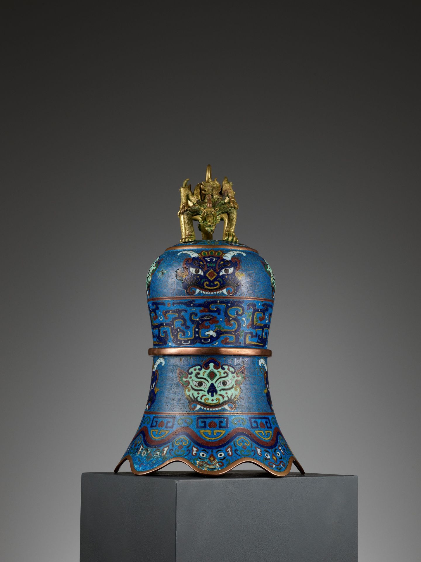 A MASSIVE CLOISONNE ENAMEL BELL, QING DYNASTY - Image 9 of 11