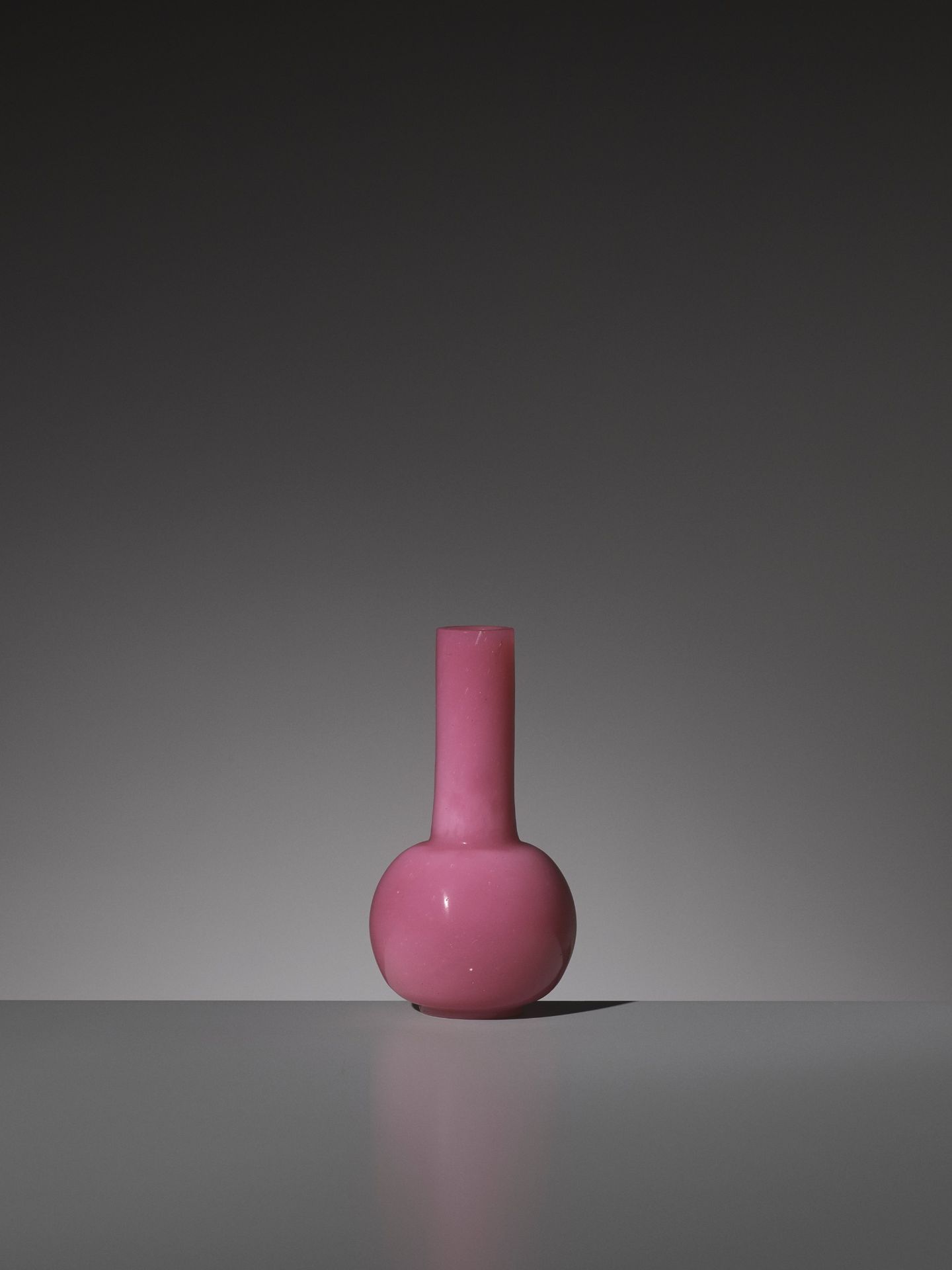 A PINK GLASS BOTTLE VASE, WHEEL-CUT MARK AND PERIOD OF QIANLONG - Bild 3 aus 9