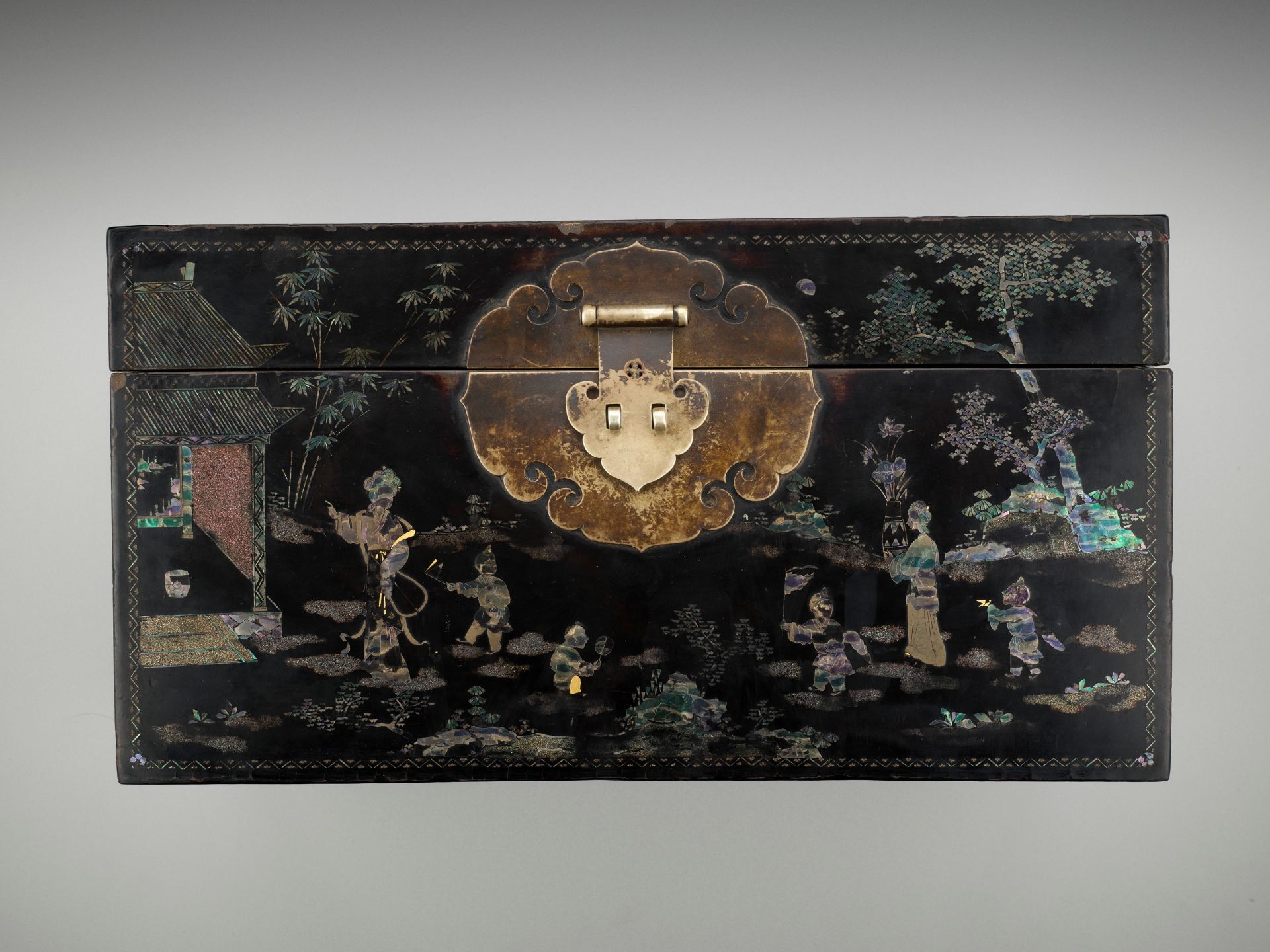 A RARE AND IMPORTANT MOTHER-OF-PEARL AND GOLD-FOIL INLAID 'ZHUAZHOU' BLACK LACQUER BOX AND COVER, LA - Bild 10 aus 15