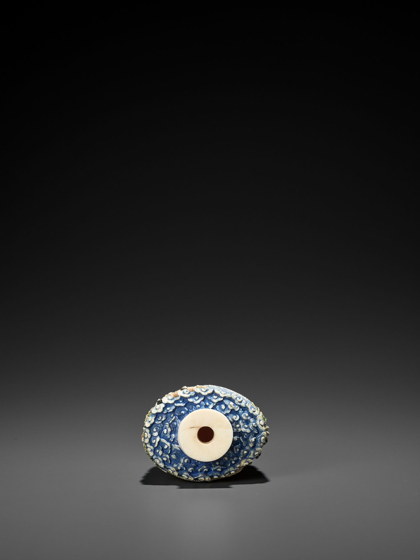AN OPENWORK AND RETICULATED CANTON IVORY SNUFF BOTLE WITH MATCHING STOPPER, QING DYNASTY - Bild 7 aus 8