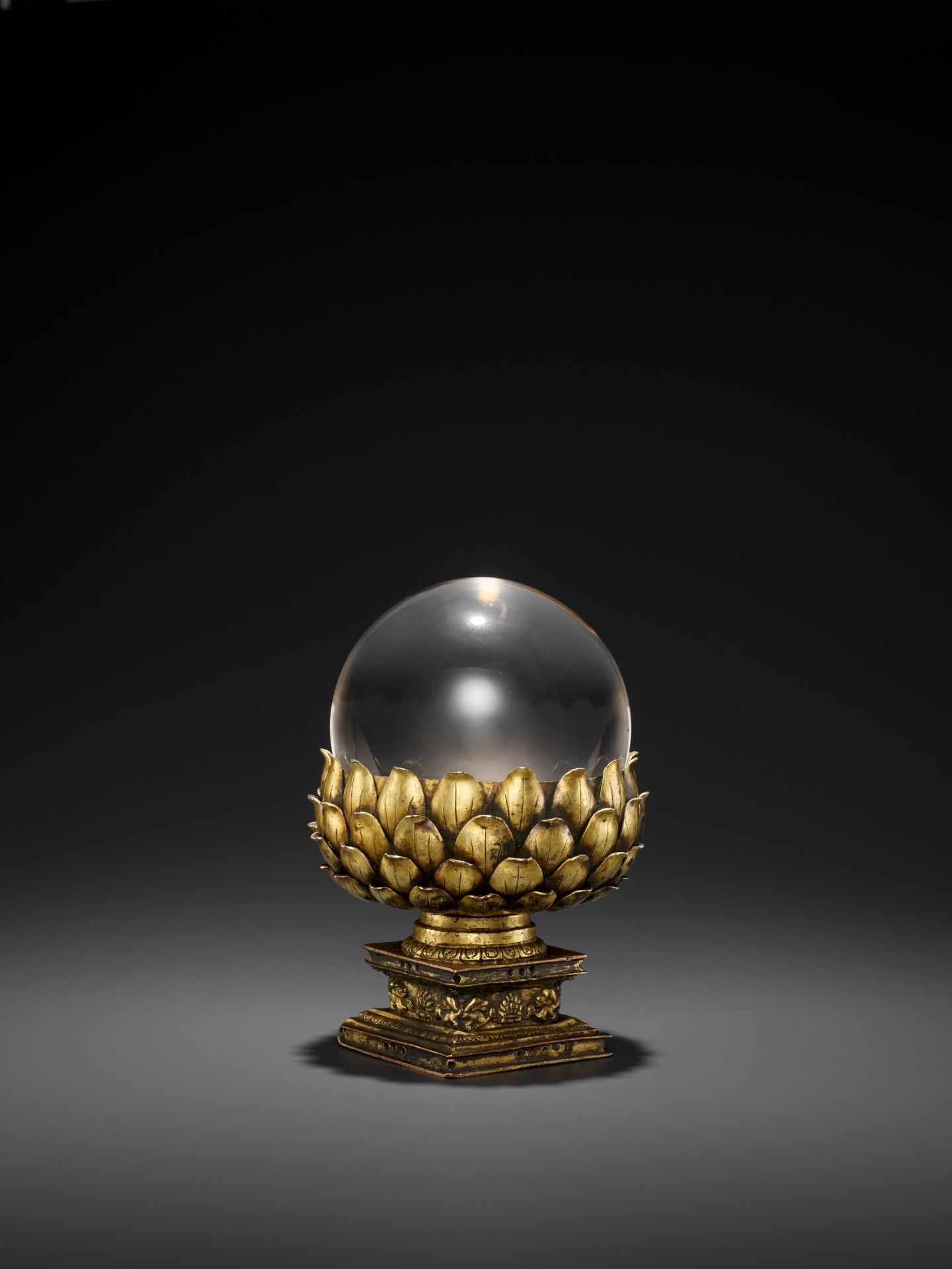 A ROCK CRYSTAL SPHERE WITH A GILT BRONZE LOTUS BASE, QING DYNASTY - Bild 2 aus 11