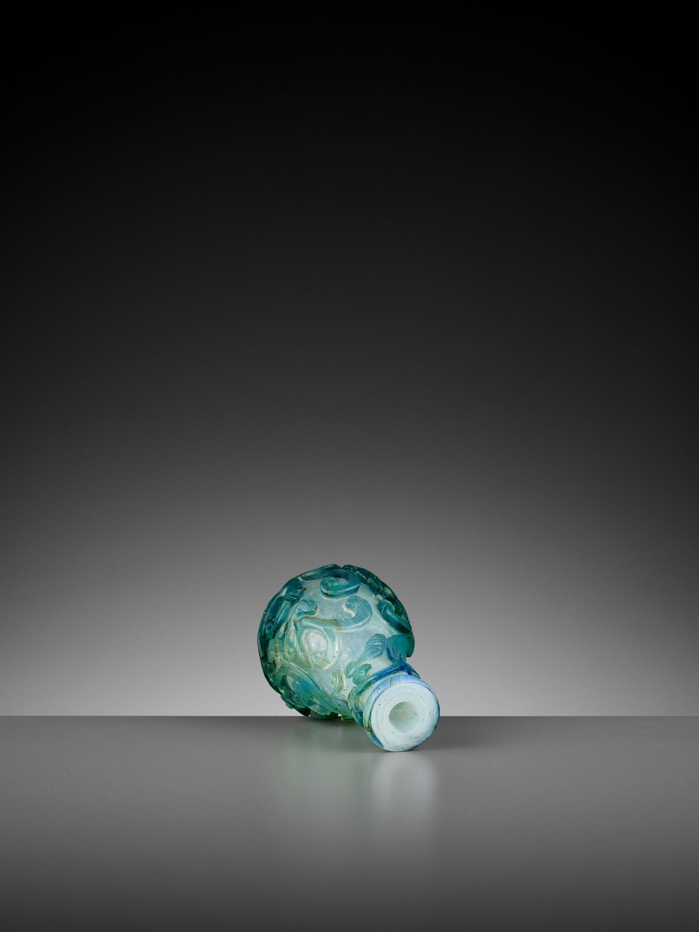 AN AQUAMARINE OVERLAY 'CHILONG' MINIATURE VASE, YUHUCHUNPING, QING - Bild 13 aus 13