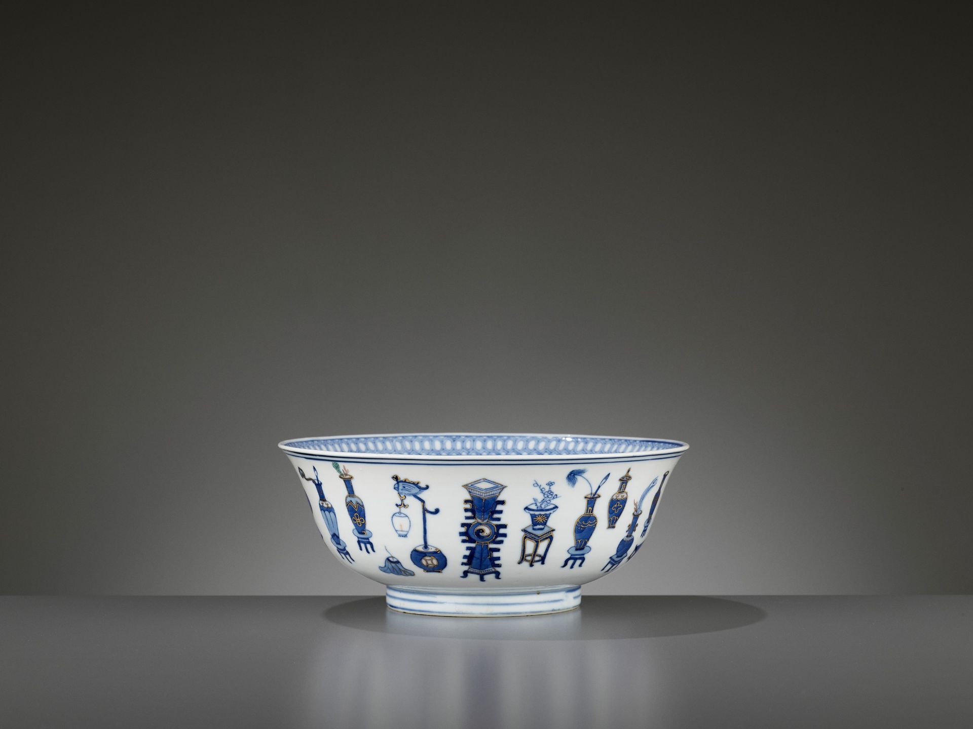A GILT AND POLYCHROME ENAMELED 'HUNDRED ANTIQUES' BOWL, DAOGUANG MARK AND PERIOD - Image 5 of 8