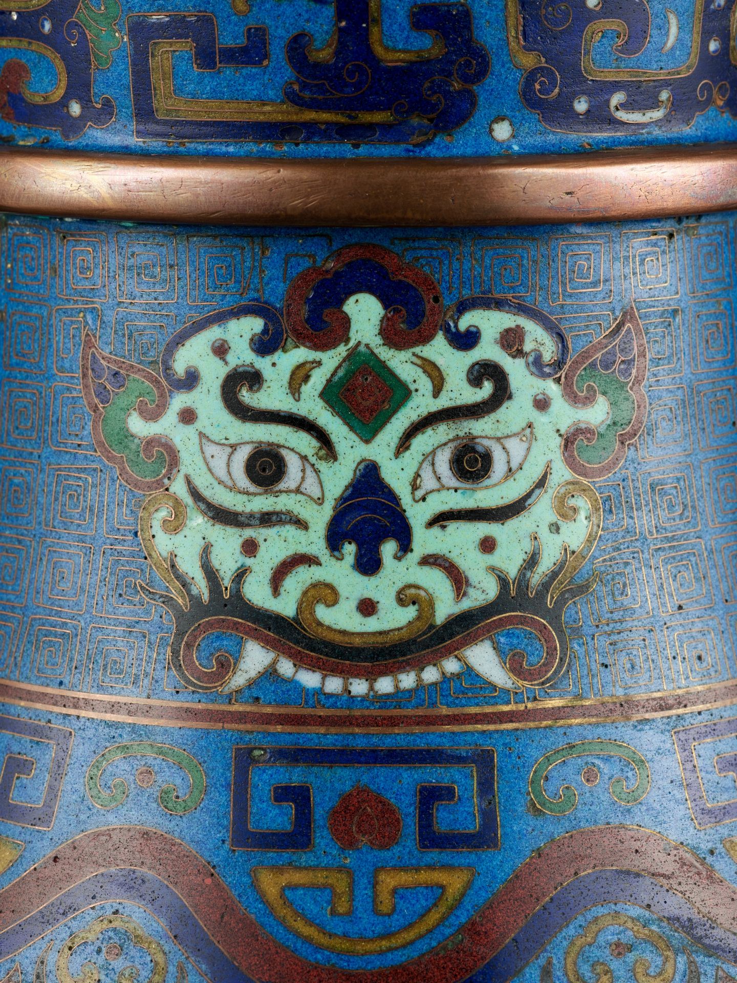 A MASSIVE CLOISONNE ENAMEL BELL, QING DYNASTY - Image 5 of 11