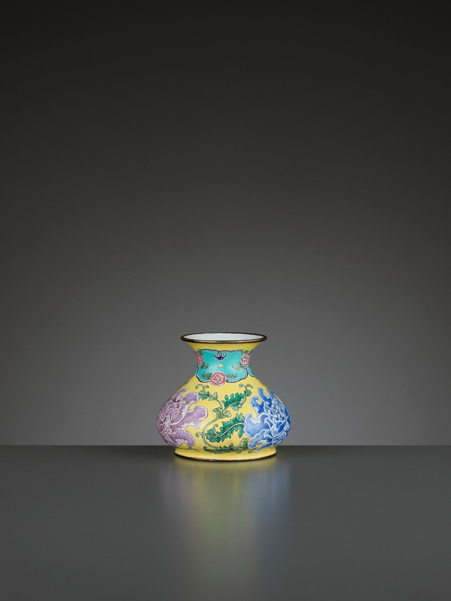 A BEIJING ENAMEL ON COPPER 'PEONIES' WATER POT, QIANLONG MARK AND PERIOD - Bild 9 aus 11