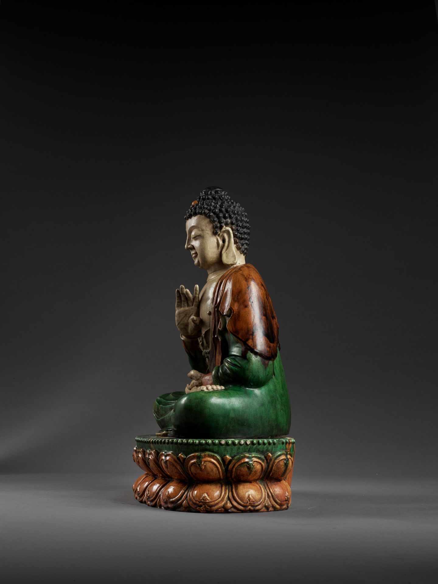 A MONUMENTAL SANCAI-GLAZED FIGURE OF BUDDHA SHAKYAMUNI, MING DYNASTY - Bild 3 aus 18