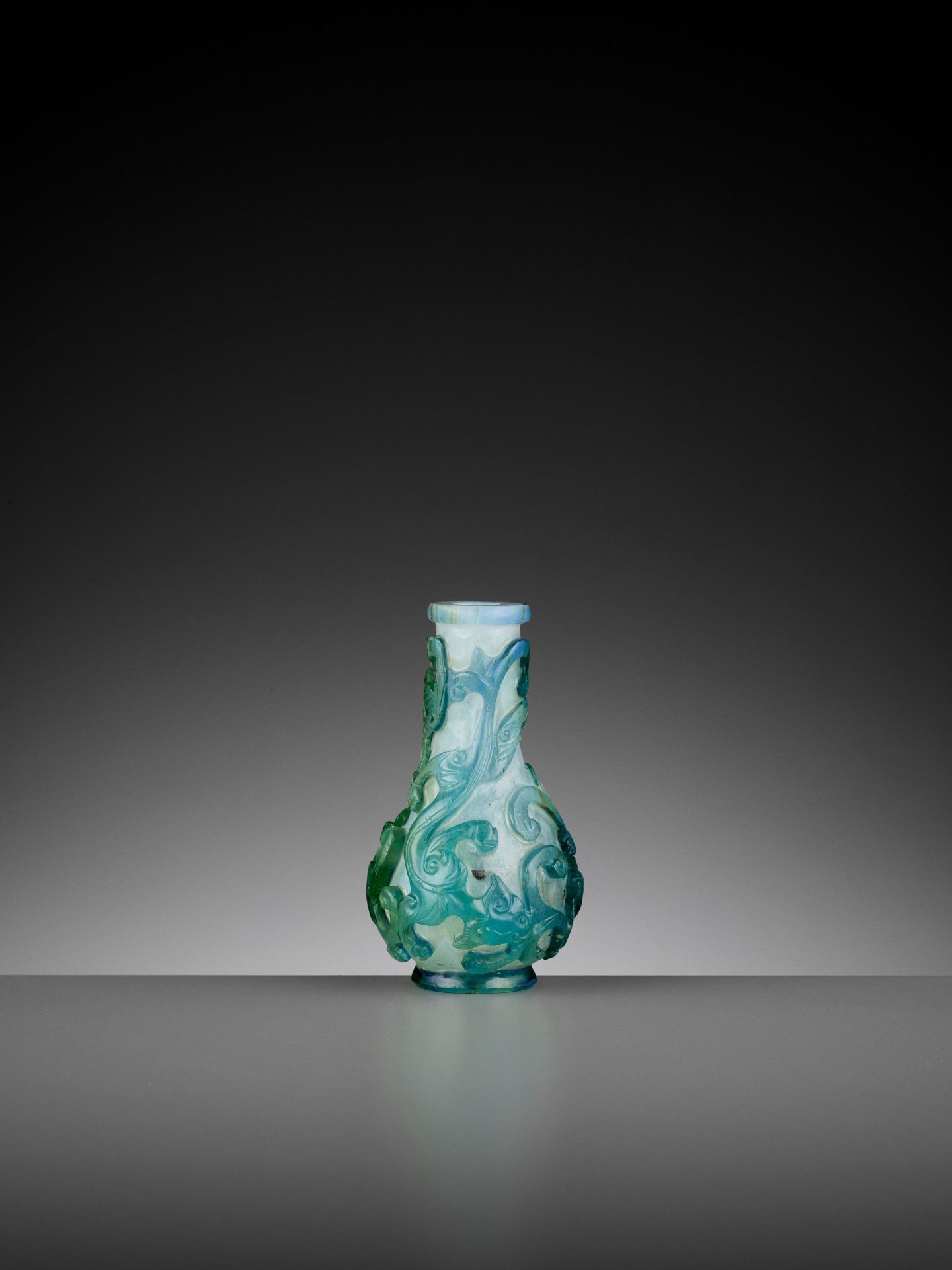 AN AQUAMARINE OVERLAY 'CHILONG' MINIATURE VASE, YUHUCHUNPING, QING - Image 8 of 13