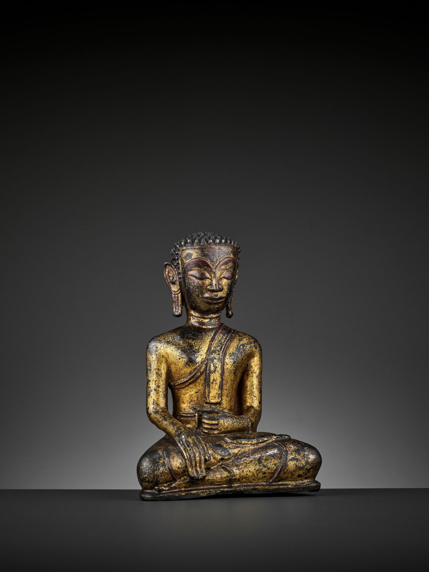 A HEAVILY CAST, GILT-LACQUERED BRONZE OF BUDDHA, 17TH-18TH CENTURY - Bild 3 aus 11